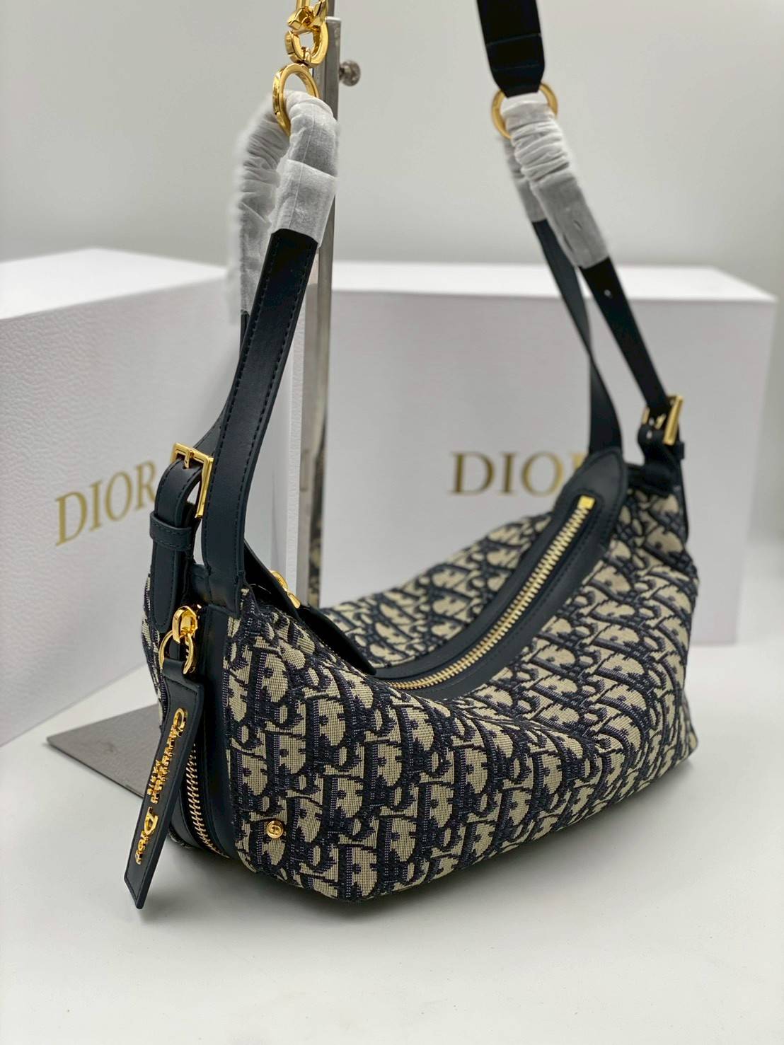 ORI หนังแท้ | DIOR D-Journey Bag กระเป๋าสะพายนิยามใหม่ดีไซน์ทันสมัย โดดเด่นด้วยรูปทรงโฮโบที่มาพร้อมกับดีไซน์ที่นุ่มนวลและทันสมัย พร้อมกับช่องใส่ของแบบติดซิป
