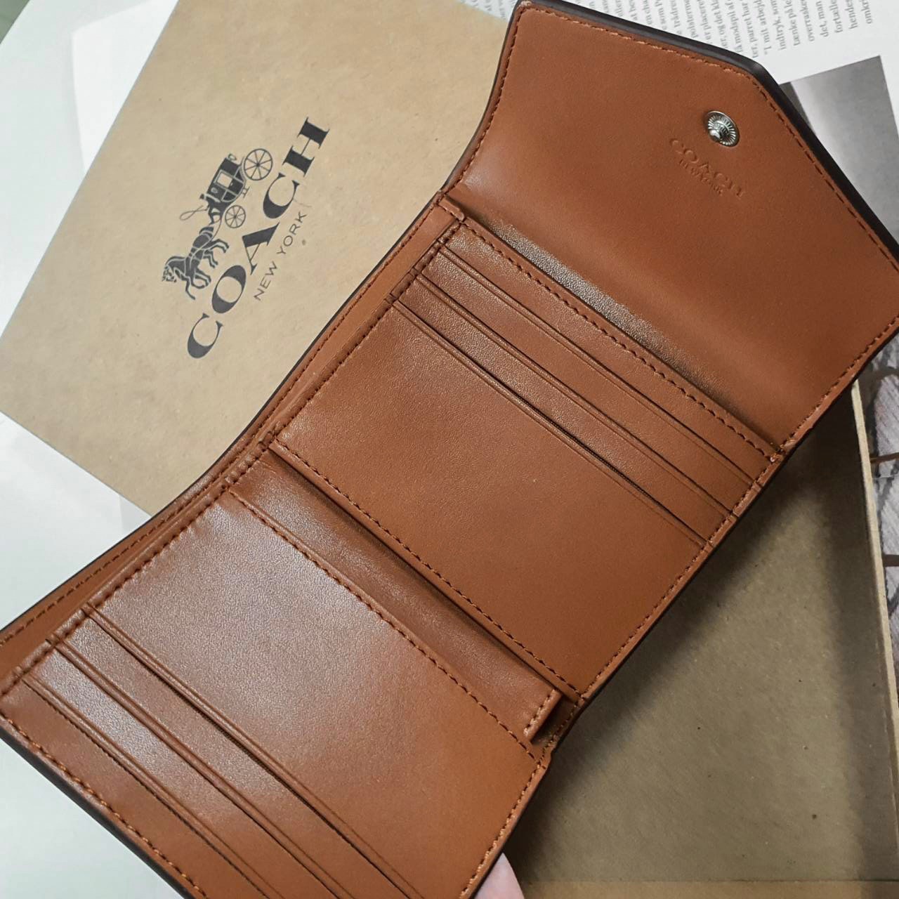 COACH SMALL WALLET IN SIGNATURE CANVAS กระเป๋าสตางค์ใบสั้น แบบพับสองตอน หน้าจดหมาย เปิดปิดด้วยกระดุมปั้มแบรนด์ ด้านในมีช่องใส่บัตรหลายช่อง และช่องใส่ธนบัตร ด้านหลังมีช่องซิปเหรียญอีกหนึ่งช่อง น้ำหนักเบา พกพาสะดวก มีให้เลือกหลายสี ห้ามพลาดค่ะ!