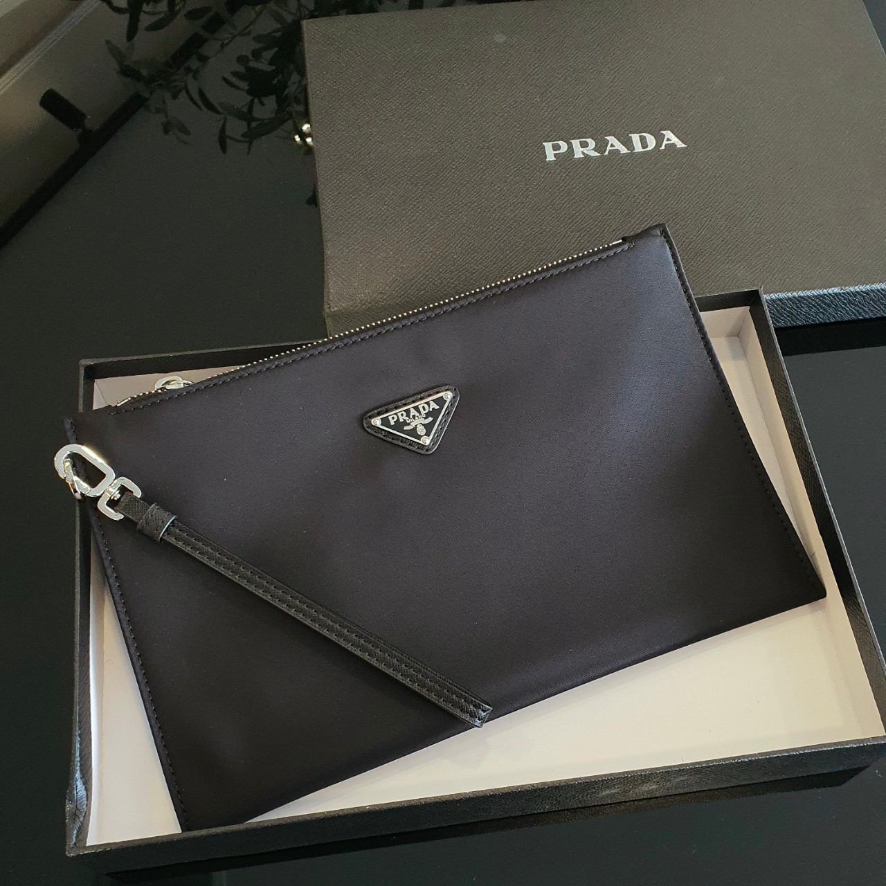 PRADA Clutch Bag / Prada Re-Nylon Logo-Plaque Clutch Bag - Black รุ่นใหม่พร้อมส่ง! กระเป๋าคลัชต์ กระเป๋าคล้องมือ แบรนด์ Prada อีกรุ่นที่ขนาดกำลังน่ารัก ตัวกระเป๋า เป็น Nylon เต็มใบ กันน้ำ