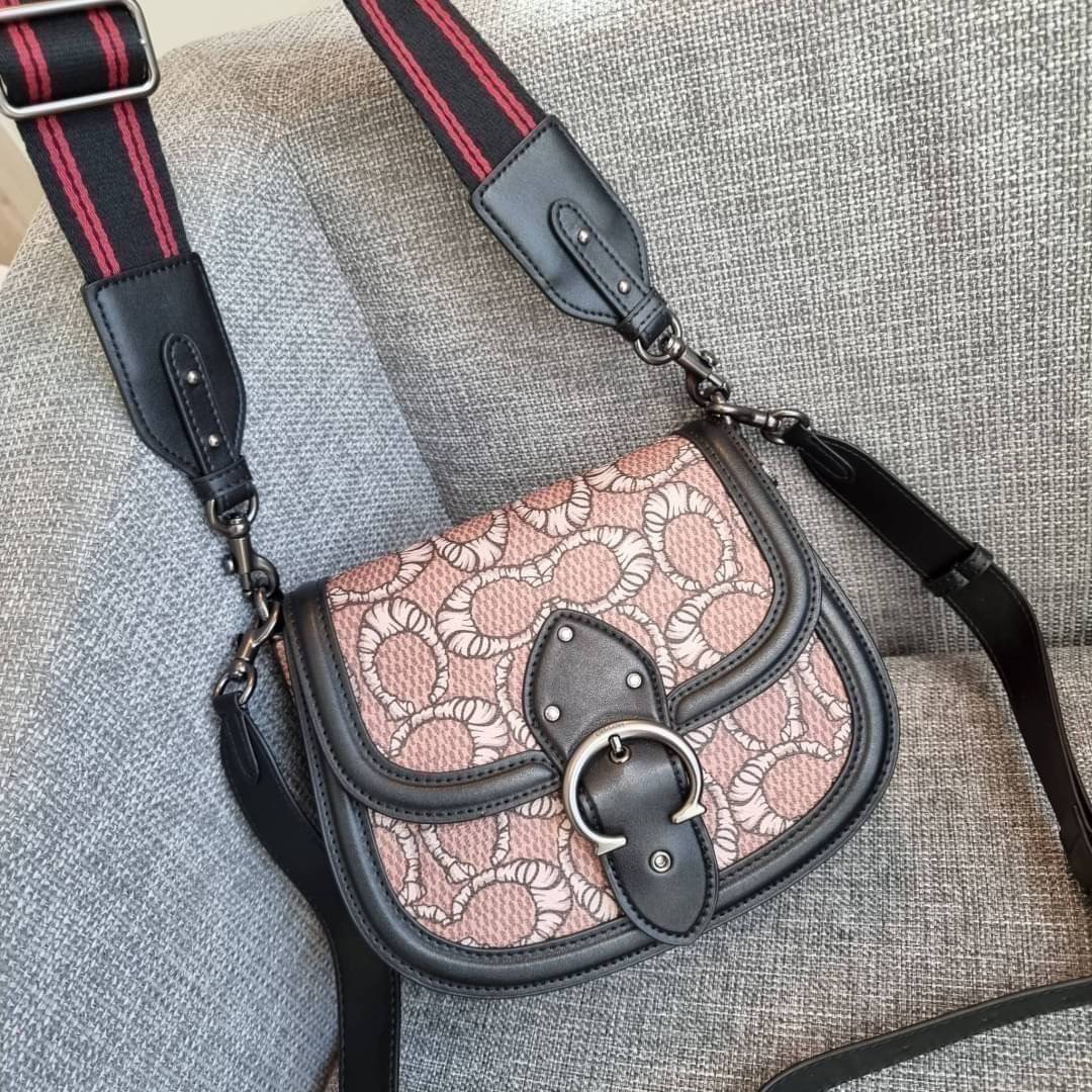 COACH C6972 COACH x MICHAEL B. JORDAN WITH BEAT SADDLE BAG คอลเลคชั่นใหม่ ดีไซน์สุดชิค มาให้สวยในไทยก่อนใคร กับกระเป๋าทรง saddle ที่พิเศษมากๆมาพร้อมสายสะพาย 2 เส้น ใช้คู่กันหรือแยกสะพายก็สวยครบสูตร กระเป๋าสะพายทรง saddle คลาสสิค วัสดุหนังแคนวาสสลับหนังแท้