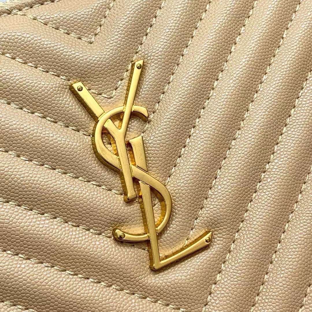 YSL Clutch Pouch in Matelasse Leather Bag กระเป๋าทรงคลัช/ทรงพอชสุดชิค ดีไซน์เรียบหรู โดดเด่นด้วยโลโก้ด้านหน้า เพิ่มดีเทลความผู้ดี พกพาง่าย ใช้งานสะดวกพร้อมสายคล้องมือ