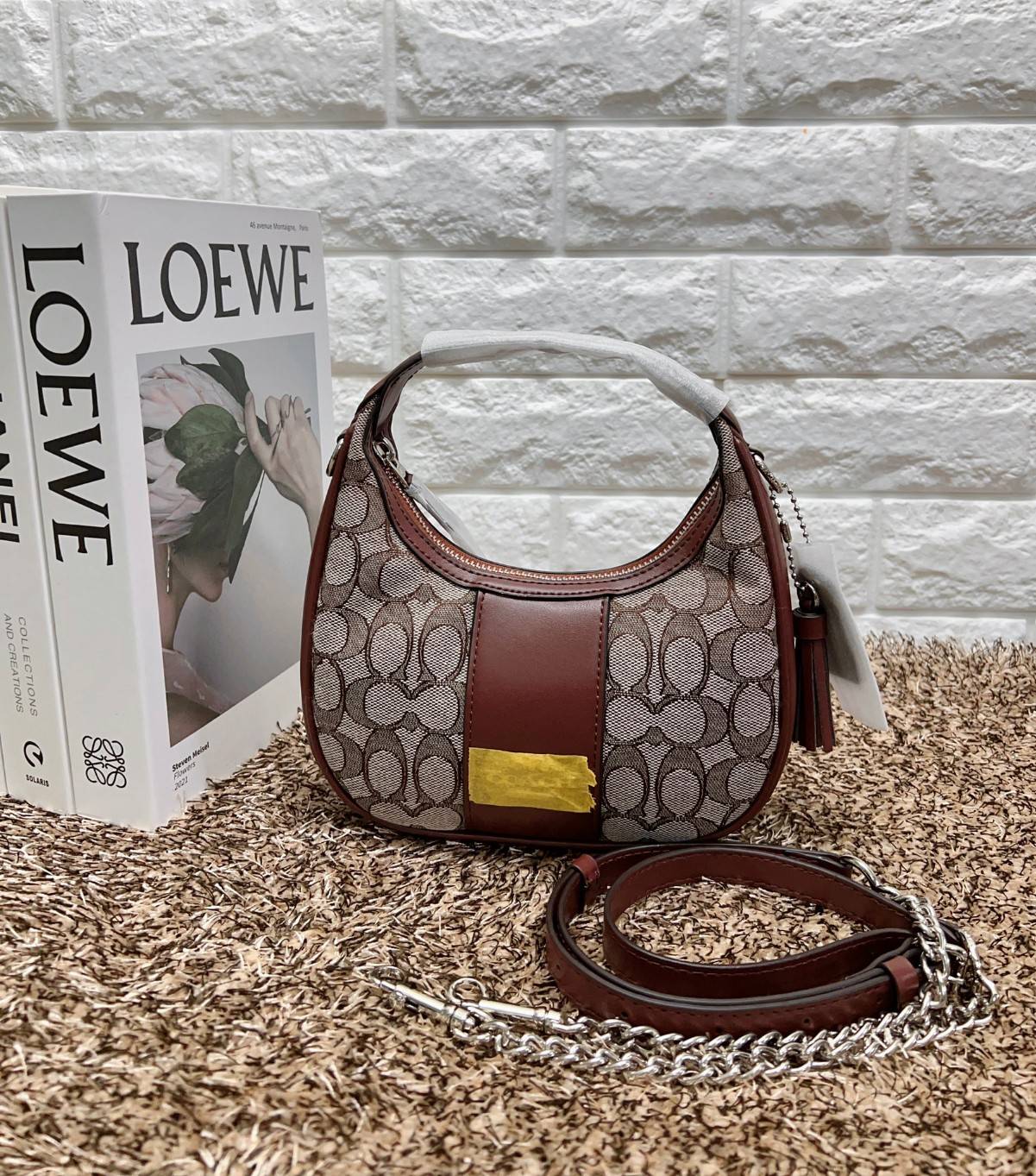 COACH CARMEN MINI CROSSBODY IN SIGNATURE JACQUARD กระเป๋ารูปทรงพระจันทร์โค้งมน น่ารักน่าใช้มากๆ!! เกรดท็อปออริ เกรดดีสุด สลับแท้ 1:1 ใช้ต่างประเทศได้