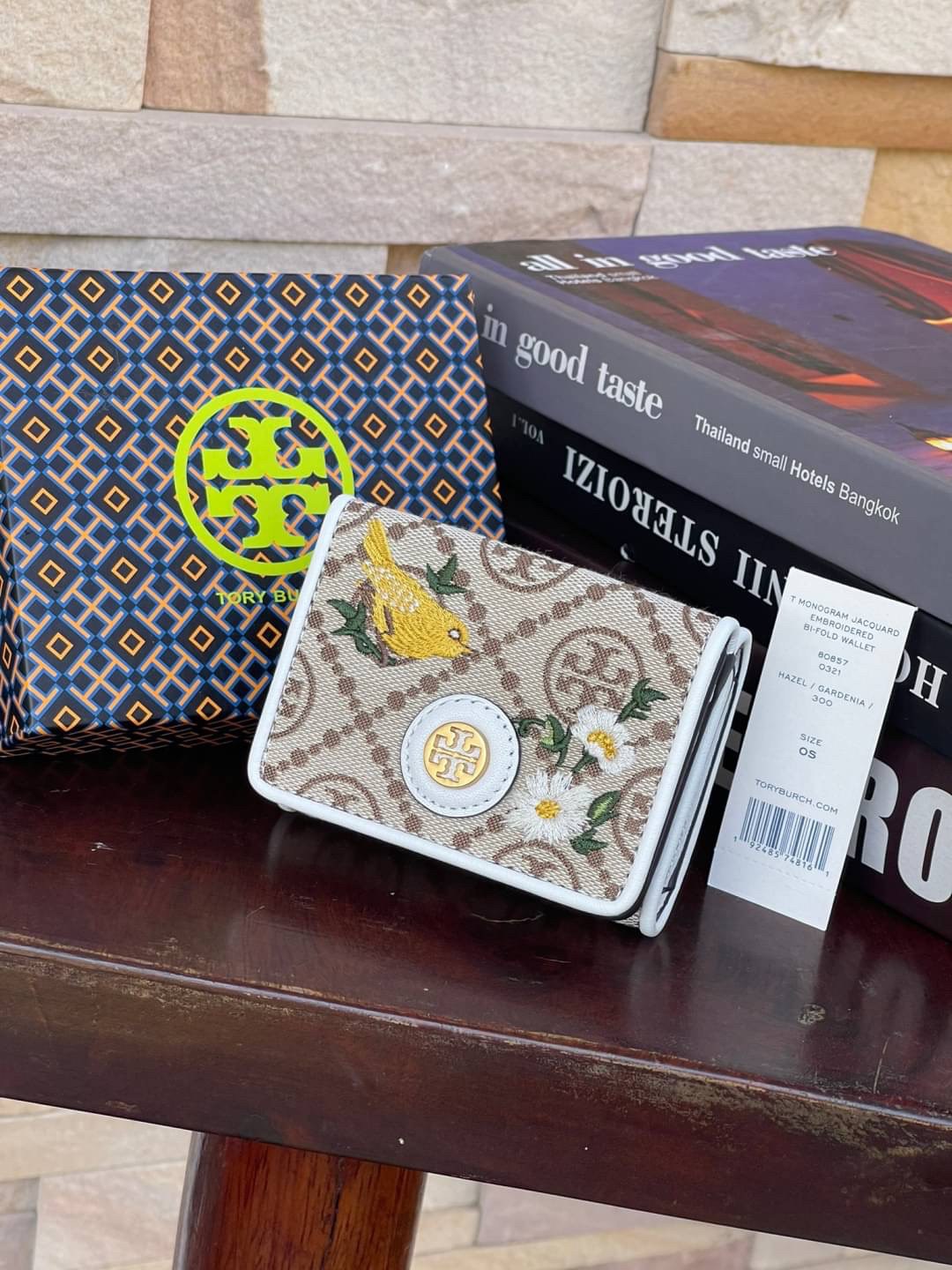 ของแท้ 💯% 】Tory burch T monogram jacquard embroidered mini wallet สวยงามด้วยดีไซน์ กระเป๋า T Monogram สำหรับสาว ๆ ที่ไม่ชอบจัดเก็บของต่าง ๆ ในกระเป๋าสตางค์มากนัก ต้องถูกใจกระเป๋ารุ่นนี้แน่นอน