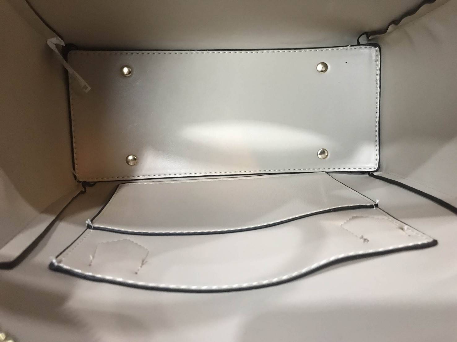 Don't Miss! CHARLES & KEITH DOUBLE ZIP STRUCTURED BAG กระเป๋าถือหรือสะพายรุ่นยอดนิยมขนาดใหญ่กำลังดี หนังเรียบสวยอยู่ทรงด้านหน้ามีโลโก้แบรนด์อะไหล่ทองนูน เปิดปิดด้วยซิป ภายในกว้างจุของได้เยอะ ใส่ Ipad กระเป๋าสตางค์ หนังสือ ของใช้ได้จุ มาพร้อมสายสะพายย