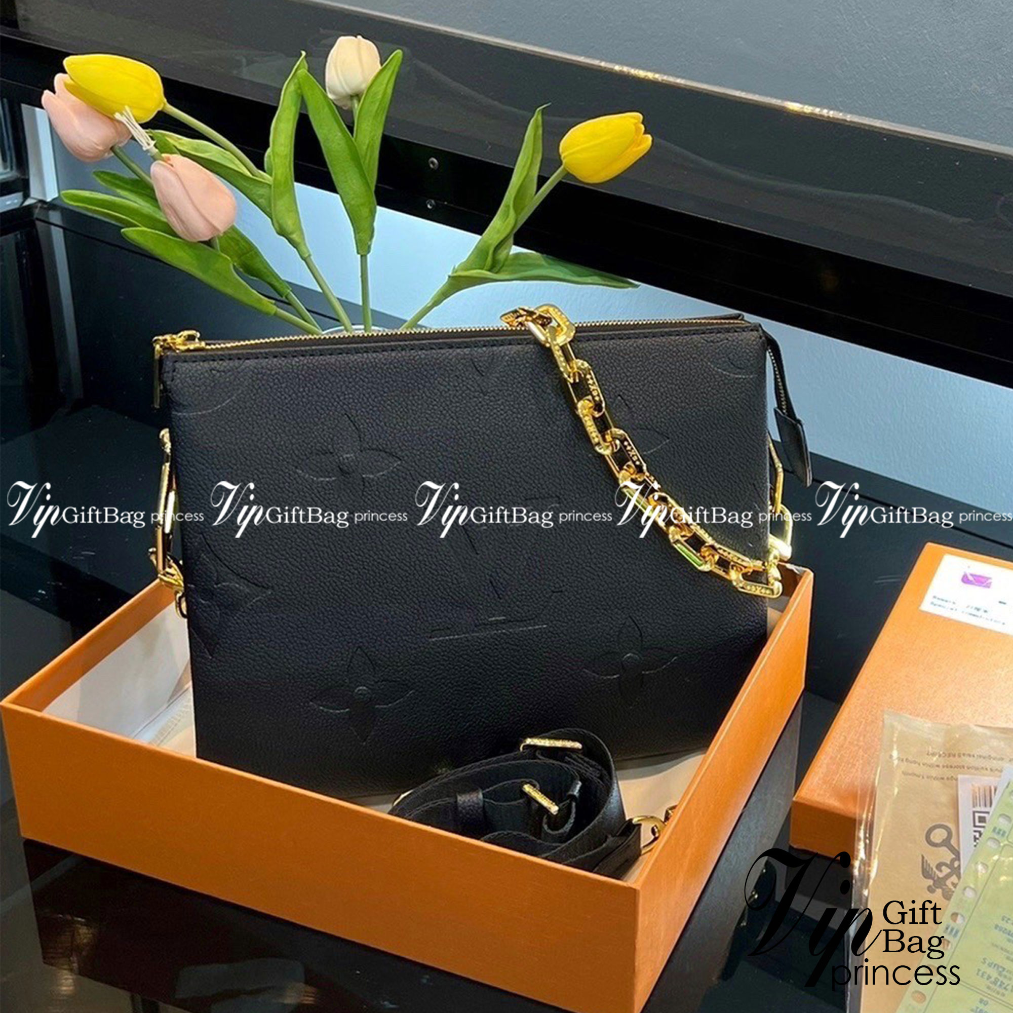 LV HANDLE POUCH MONOGRAM / LV Coussin PM Bag กระเป๋าสะพายกึ่งคลัชท์ สุดล้ำ มาแรงมาก ด้วยความสวยปังตั้งแต่แรกเห็น วัสดุหนังแกะสังเคราะห์ปั๊มลายสวยคม มาพร้อมสาย 2 เส้น เลิศๆ มีสายโซ่ที่มีดีเทลละเอียดไม่ซ้ำ และสายสปอร์ตครอสบอดี้ ที่จะคล้องไว้ทั้งสองเส้นก็ดีง