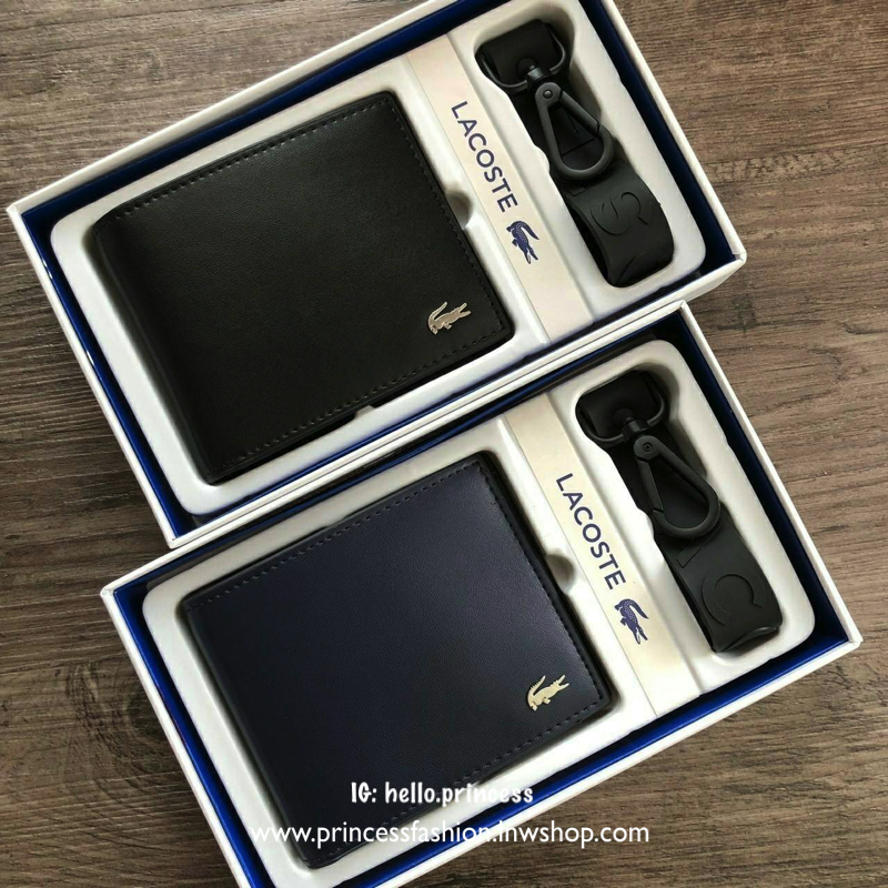 LACOSTE Short Wallet with Key Set กระเป๋าสตางค์ใบสั้น Set สุดคุ้มมอบให้เป็นของขวัญหรือใช้เองก็แนะนำค่ะ อุปกรณ์ : มาพร้อมพวงกุญแจ + ถุงกระดาษแบรนด์ + กล่องแบรนด์