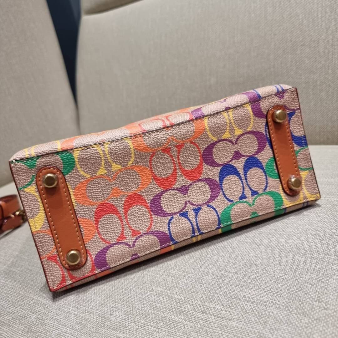 COACH CA102 WILLOW TOTE 24 IN RAINBOW SIGNATURE CANVAS ไปให้สุดกับความเลิศของลวดลายสายรุ้ง ที่แต่งแต้มลงบนกระเป๋าทรงโท้ท ไซส์กำลังสวย พกพาได้สะดวก มีตัวบิดล็อคที่ปากกระเป๋าด้านหนึ่ง และกระดุมแม่เหล็กอีกด้านหนึ่ง ภายในโล่งกว้าง เก็บของได้เป็นสัดส่วนไปเลย ม