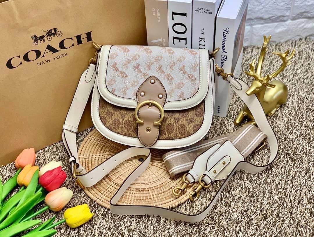 สวย หรู แถมสุดคุ้มกันเลยจร้าา💋 COACH BEAT SADDLE BAG ((C3837//C0749)) พร้อมส่งที่ไทยอีกครั้ง ห้ามพลาดค่าา!! กระเป๋าสะพายครอสบอดี้ร์ วัสดุหนังแท้ชั้นดีที่สุด! หนังสวย บวกกับอะไหล่แบรนด์ที่ดูเด่นคลาสสิคตรงด้านหน้าค่ะ เปิดปิดกระเป๋าแบบกดล็อค ภายในสาม