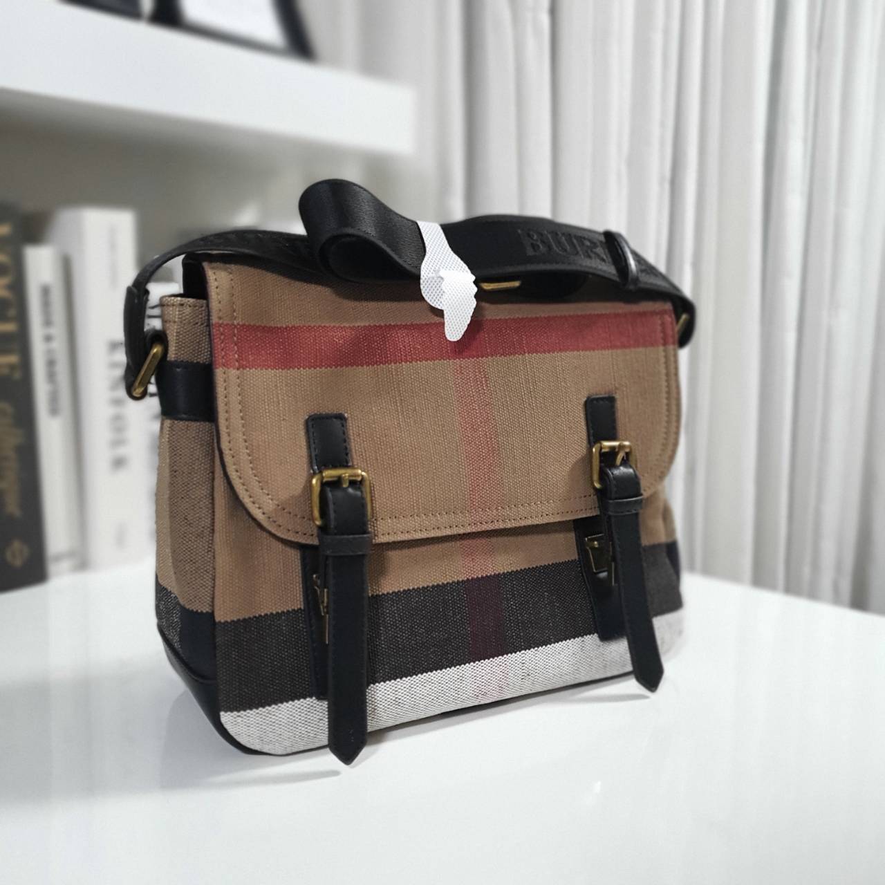 พร้อมเป็นของขวัญ มอบให้คุณผู้ชายแล้วค่ะ สำหรับ BURBERRY MASSENGER VINTAGE BAG VIP GIFT WITH PURCHASE (GWP) พรีเมี่ยมกิ๊ฟ Limited Edition จากBURBERRY วัสดุผ้าแคนวาสโทนสีสุภาพ คลาสสิค ด้ายหลังมีช่องกระดุมใหญ่ ตัวกระเป๋าเปิดปิดด้วยตัวล็อค ภายในมีช่องแยก2ช่อง