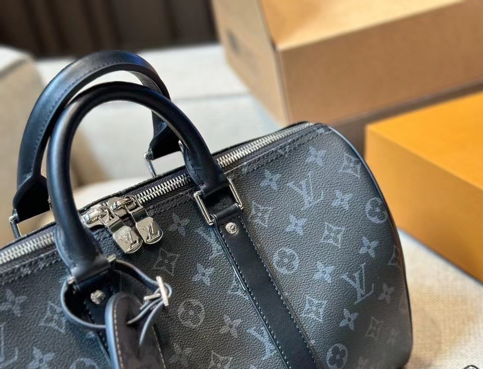 LV Keepall Bandouliere / LV Travel Bag พร้อมส่ง กระเป๋าเดินทางสุดคลาสสิค เรียบหรูมีระดับในวัสดุ Monogram Eclipse แคนวาส