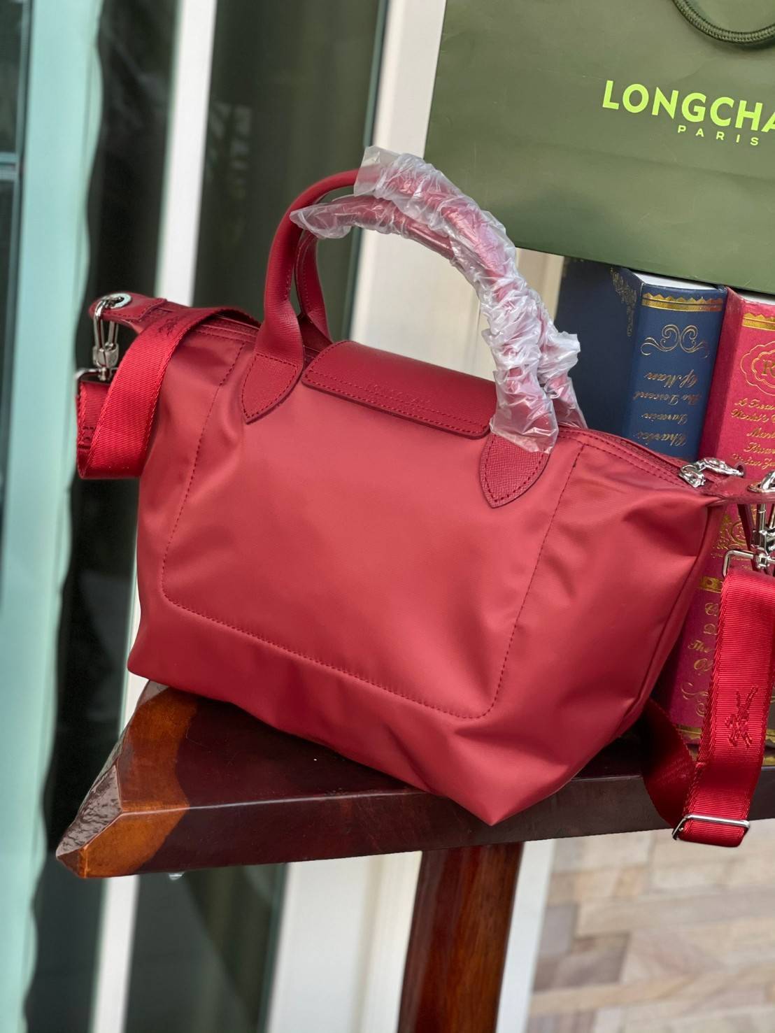 ของแท้ 💯% Longchamp LE PLIAGE NÉO TOP HANDLE BAG (small size) อีกหนึ่งรุ่นยอดนิยม ที่สาวๆ ต้องมีไว้เก็บไว้สักใบ กระเป๋าโท้ทใบนี้ มาพร้อมกับสีที่มีสไตล์เรียบง่าย