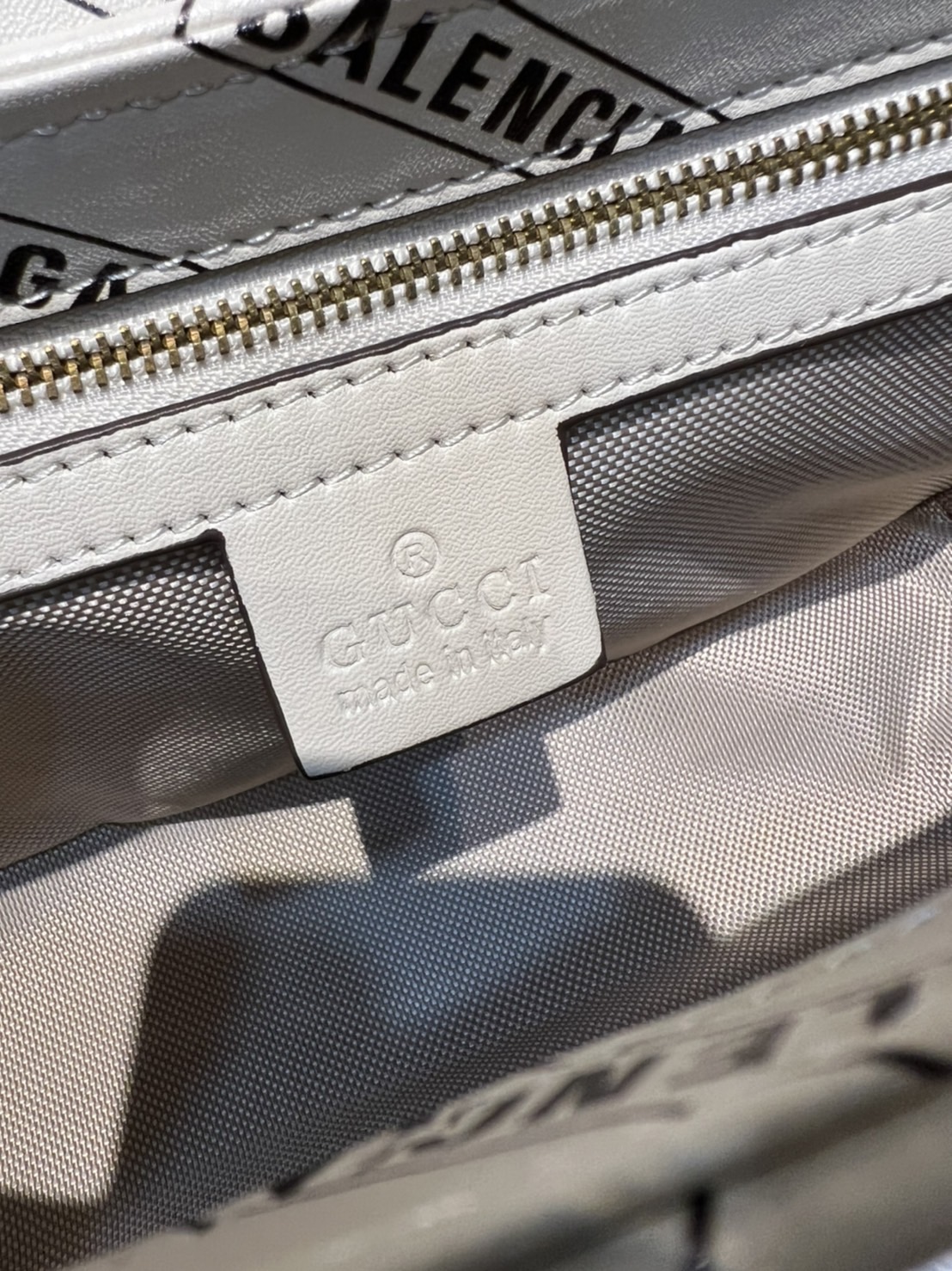 หนังแท้ GUCCI The Hacker Project small GG Marmont bag Balenciaga print leather คอลเลคชั่นผสมผสานเอกลักษณ์ความหรูของ 2 แบรนด์ดัง ที่ยอดขายดีตั้งแต่วันแรกที่ลง shop ด้วยรูปทรงที่กะทัดรัด ตอบโจทย์ได้ทุกลุค ทุกไลฟ์สไตล์ ใช้งานได้ง่ายคล่องตัว เรียกได้ว่าใครไม่