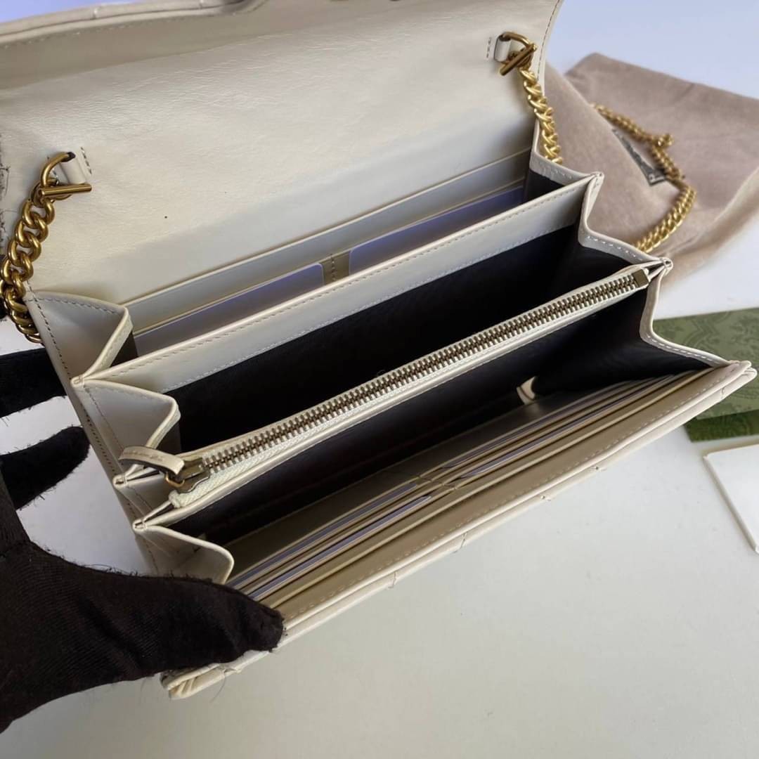 GUCCI Marmont Wallet on chain Leather / GG Marmont Chain Wallet เกรดเทพออริจินอล หนังแท้ งานสวยน่ารักมาก ใส่โทรศัพท์ได้ทุกรุ่น หนังวัวแท้นิ่มมาก ใส่การ์ด ใส่บัตร ได้เยอะมากๆ ฝ่าปิดแบบกระดุมใช้งานง่าย *กระดุมมีโลโก้ Gucci * งานสวยละเอียดยิบย่อยทุกจุด ภาพถ่