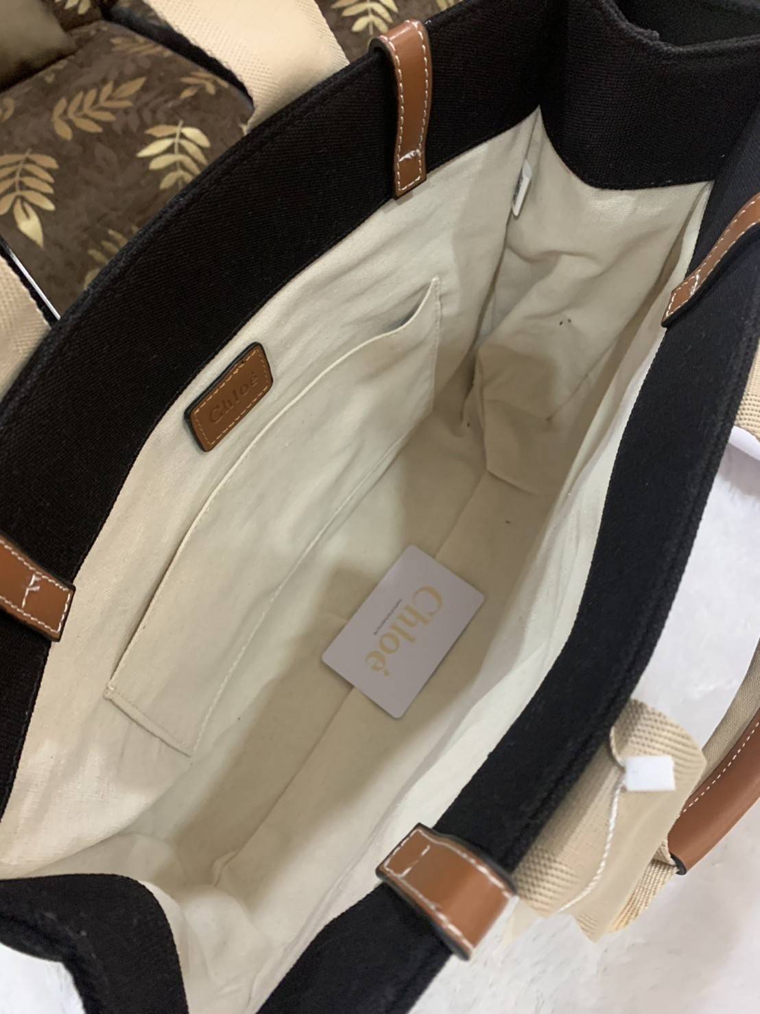 CHLOE Woody Medium canvas tote กระเป๋าทรงTote ผ้าCanvas งานฮอตรุ่นฮิตสไตล์หรู รุ่น Woody Medium ของ Chloé เข้ากับไลฟสไตล์ชีวิตประจำวัน ผ้าเนื้อหนา ใช้งานทนทาน