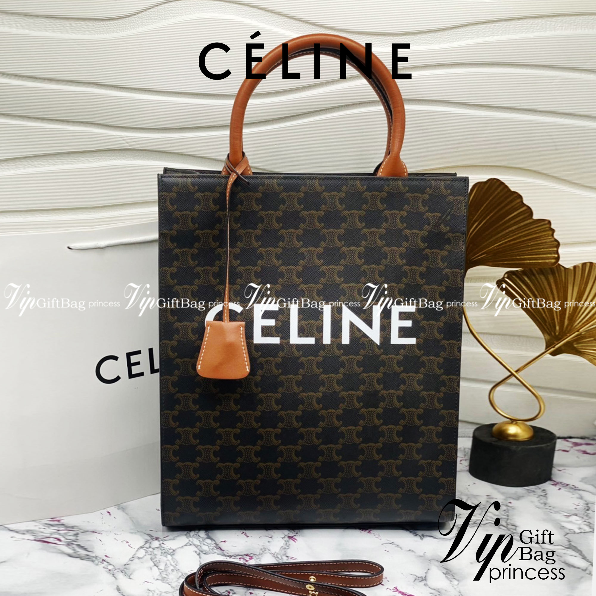 หนังแท้ CELINE SMALL CABAS VERTICAL IN TRIOMPHE CANVAS AND CALFSKIN / CELINE TOTE พร้อมส่งที่ไทย กระเป๋าโท้ททรงตั้ง CABAS TRIOMPHE งานหนังแท้ CALFSKIN ทั้งใบ พร้อมหูหิ้วสองข้างและสายสะพายหนังแบบถอดได้ ภาพสินค้าถ่ายจากงานขายจริง ใช้งานต่างประเทศได้