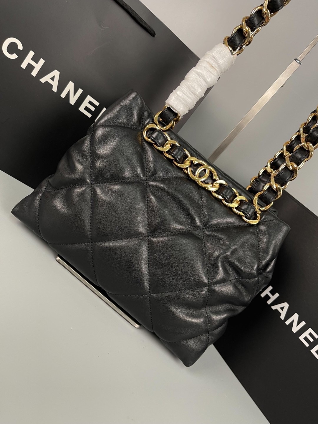 Chanel Black Lambskin Quilted Small Shopping Shoulder Bag / CHANEL SMALL TOTE SHOPPING BAG กระเป๋าสะพายคลาสสิก ดีไซส์เรียบสุดหรู จุของได้เยอะ เกรดวีไอพี 1:1 เกรดดีสุด ผ่านทุก ตม ใช้งานต่างประเทศได้