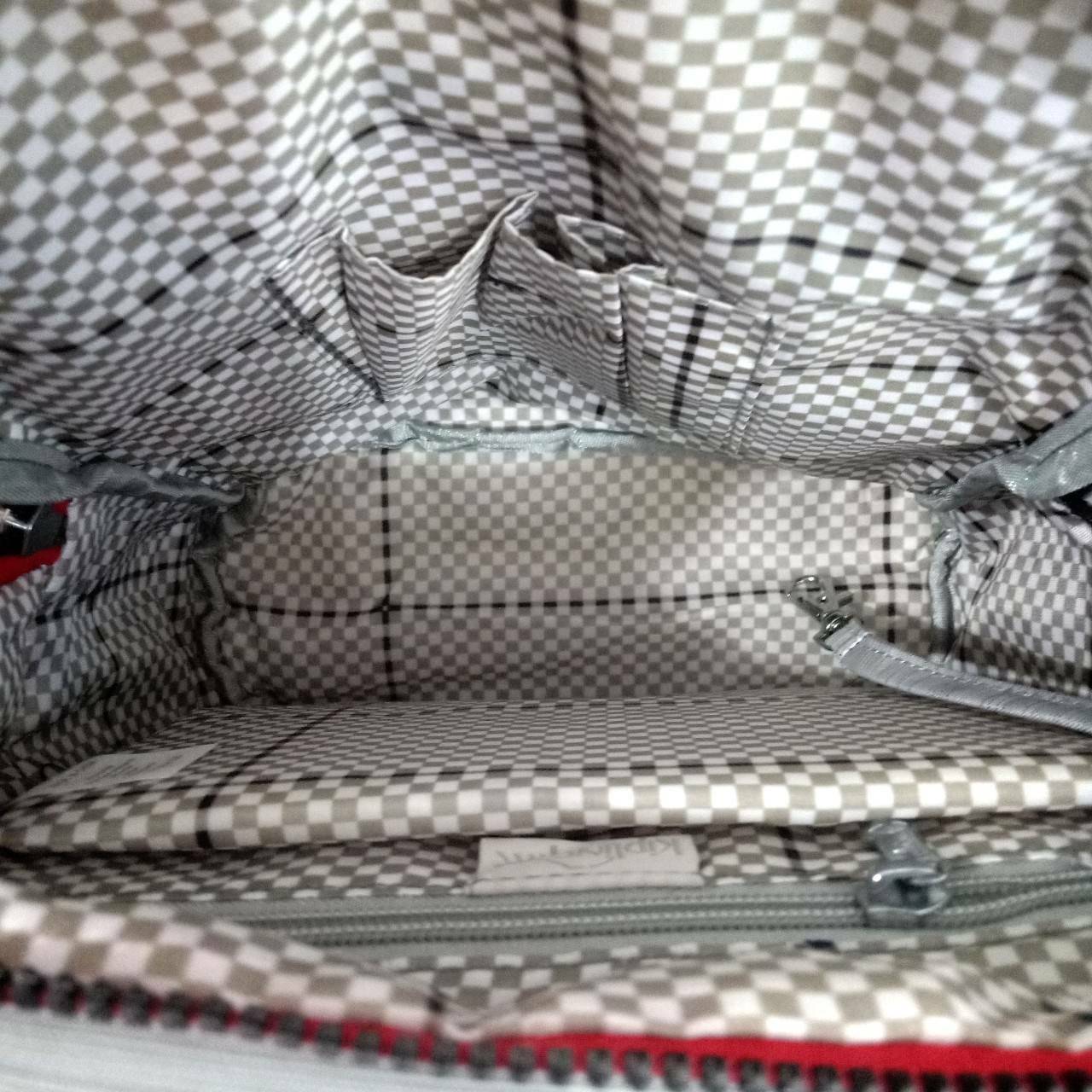 KIPLING 3 WAYS MINI BACKPACK ซับในตาราง 👍กระเป๋าสะพายรุ่นใหม่วัสดุ Nylon & Polyester 100% 👍หูหิ้วมีลายปั้มแบรนด์ 👍สายสะพายยาวเลื่อนปรับได้ถอดได้ 👍สามารถถือหรือสะพายได้ จะสะพายไหล่ สะพายเฉียง Crossbody หรือจะคล้องสายเป็นเป้ส