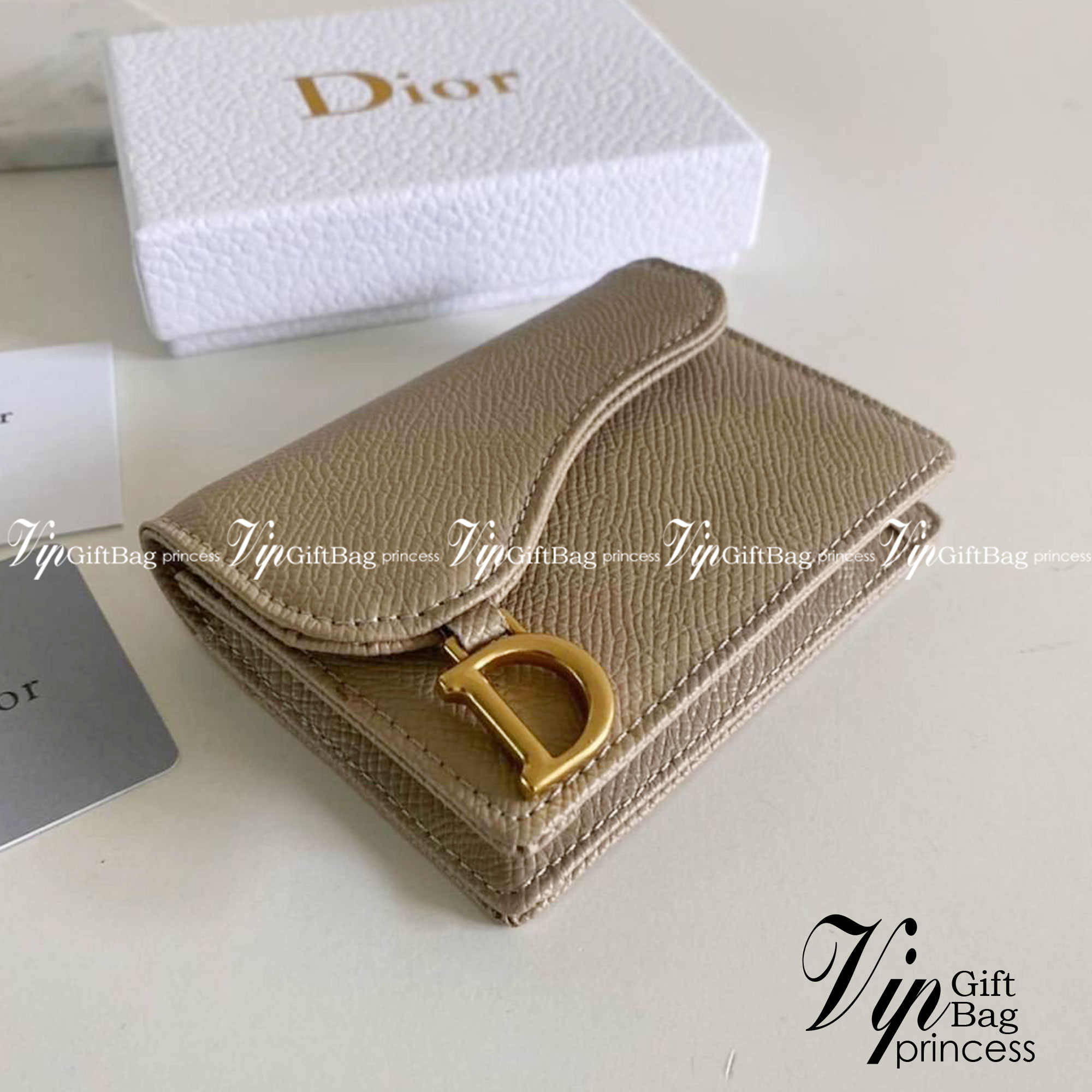 DIOR Wallet calfskin / DIOR SADDLE FLAP CARD HOLDER งานหนังแท้ กระเป๋าใส่เหรียญใส่การ์ดอะไหล่ทอง มาพร้อม กล่อง ถุงผ้า ถุงกระดาษ พร้อมส่งที่ไทย ภาพสินค้าถ่ายจากงานขายจริง ใช้งานต่างประเทศได้