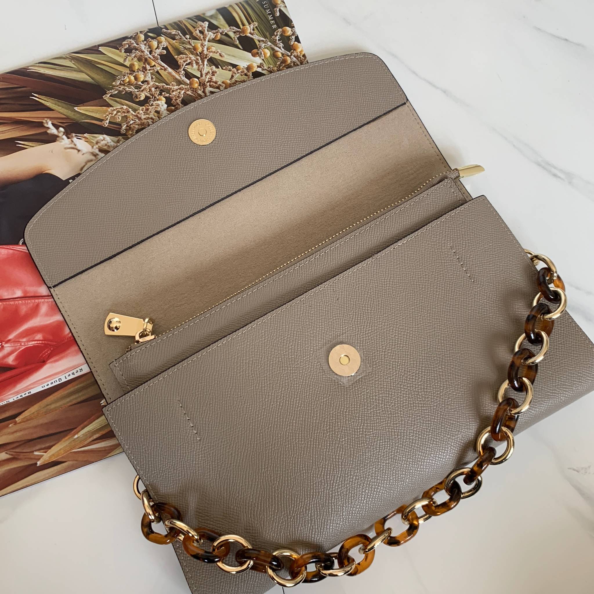 คลัชมาใหม่ สัปดาห์นี้ค่า ‘ Stair ‘ Clutch bag ✔️รอบนี้เข้าเพิ่มอีก 5 ลายเลยน๊า หลังจากปล่อยคอลเลคชั่นแรกออกไปแล้วได้รับความนิยมมากๆ รอบนี้จัดเฉดสีกลางๆ ให้แมทช์ง่ายกับชุดด้วยค่า **หนังวัวแท้ค่า