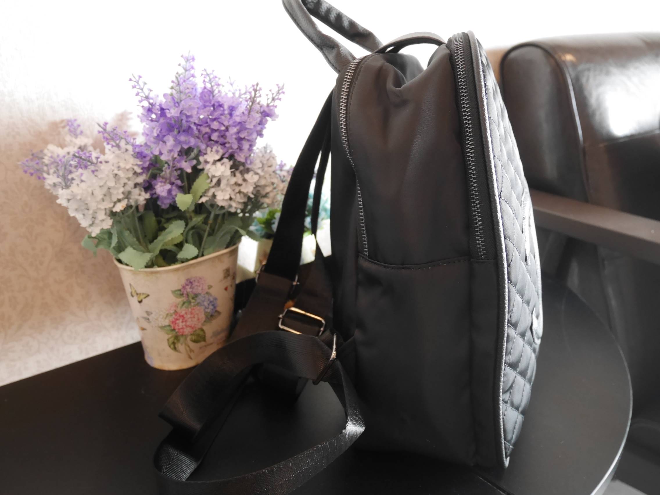 มากี่รอบๆก็หมดไวค้า♡ กระเป๋าเป้ทรงน่ารักจากงาน Premium gift สุดหรู แบรนด์ชาแนล โดดเด่นด้วย รูปทรงน่ารัก ขนาด size M กำลังดี หนังนิ่มม้ากกกก ด้านหน้าปั้มแบรนด์ด้วยหนัง PU ด้านในเปิดด้วยซิปโซ่ CC มีช่องใส่ของแบ่งเป็น 2 ช่องใหญ่ บุผ้า nylon ปั้มตรา fa