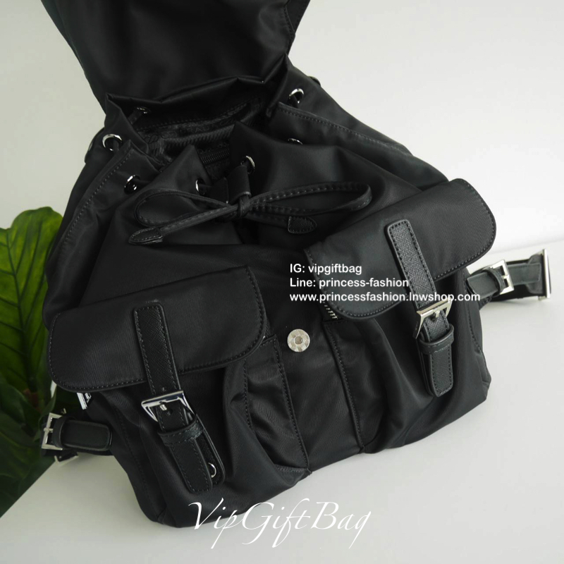 ล็อตใหม่ รุ่นแนะนำค้าา♡ กระเป๋าเป้ทรงสวย Prada Nylon Backpack With Pocket วัสดุผ้าไนล่อน กันน้ำเนื้อหนาอย่างดี ใบนี้ ดีไซต์สวยเก๋ เป้แบบหูรูด ทรงสวยน่ารัก #อะไหล่เงิน เปิดปิดด้วยกระดุมแม่เหล็ก เข็มขัดปรับได้ ด้านหน้ามีกระเป๋าอีก 2 กระเป๋าเปิดปิดด้ว