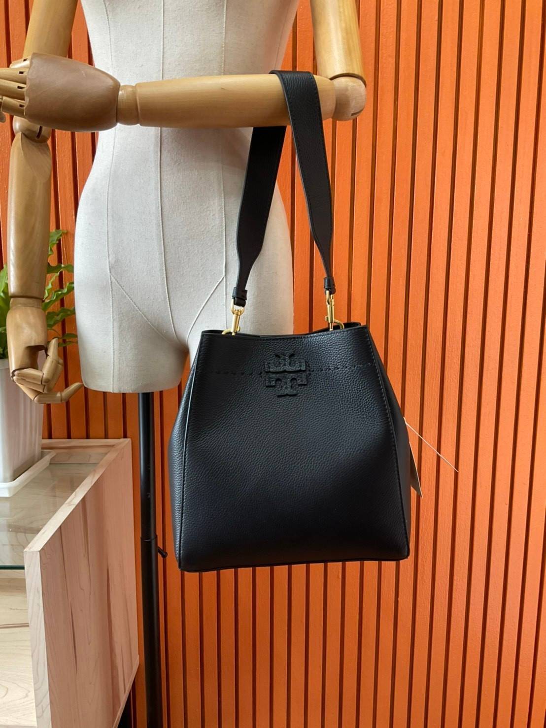 ของแท้ 💯% Tory Burch Mcgraw Hobo Bag TORY BURCH MCGRAW HOBO BAG รุ่น 51063 กระเป๋าสะพายไหล่ สะพายได้ 2 ทรง ทรงสวยไม่ตกเทรน ผลิตจากหนังแท้ หนังลูกวัว หนังนุ่ม หนังหอม น้ำหนักเบามากกก!! นิ่มสวยมากๆ