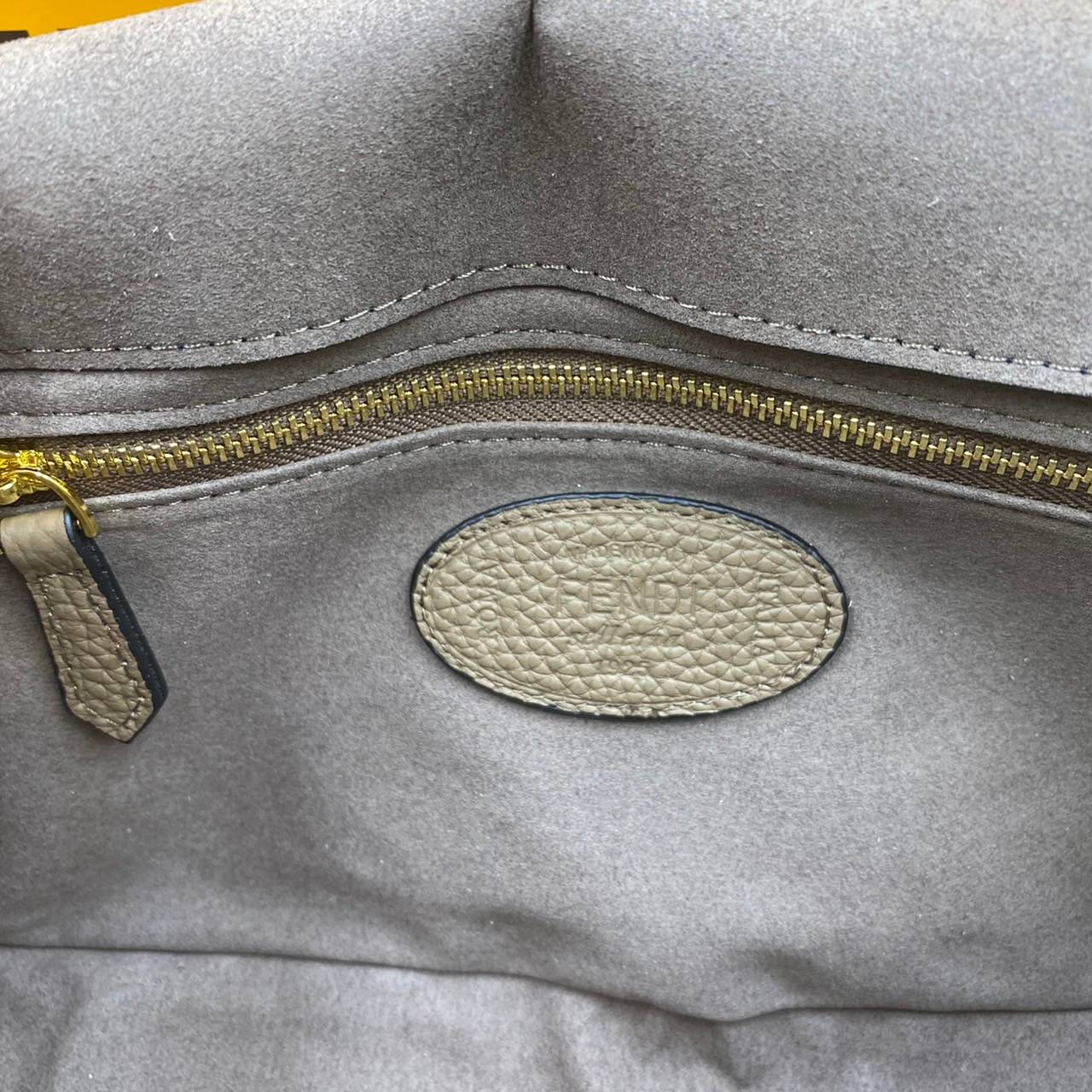 หนังแท้ Fendi Baguette full grain leather bag