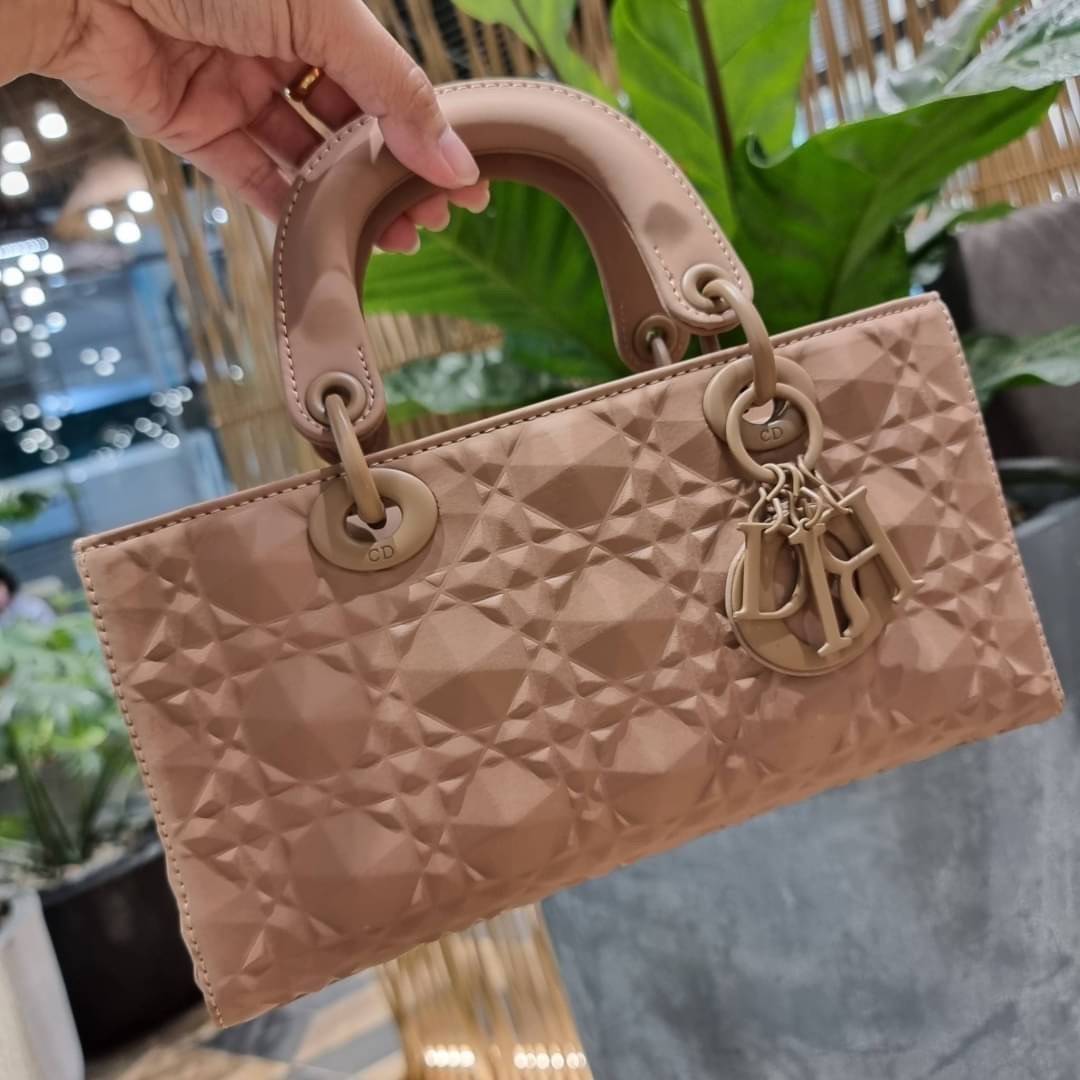 DIOR LADY D-JOY BAG Cannage Calfskin with Diamond Motif / CD LADY D-JOY BAG ดีไซน์ใหม่ อัพเลเวลความหรู กับกระเป๋าสะพายข้างที่รอบนี้ดีไซน์รูปทรงโฉมใหม่ ใช้งานง่ายขึ้น