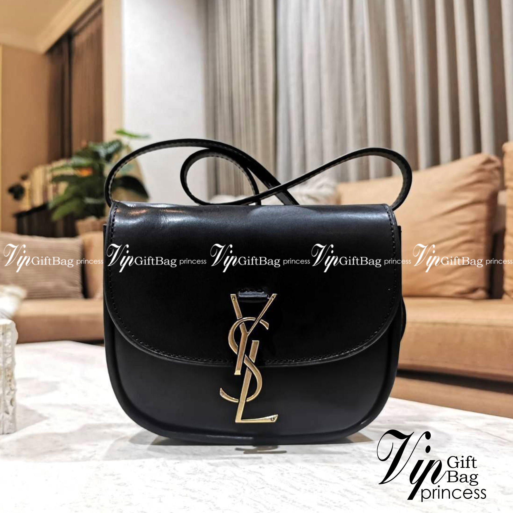 VIP 🥂 สีใหม่พร้อมส่ง! Saint Laurent Kaia Small YSL Plaque Leather Cross Body Bag / YVES SAINT LAURENT YSL BAG VIP วัสดุ Calfskin หนังเรียบอยู่ทรงเปิดปิดด้วยฝาปิดโลโก้แบรนด์อะไหล่ทอง ภายในโล่งมีโลโก้และช่องย่อยสามารถใส่มือถือของใช้จุกจิกได้เยอะ สาย