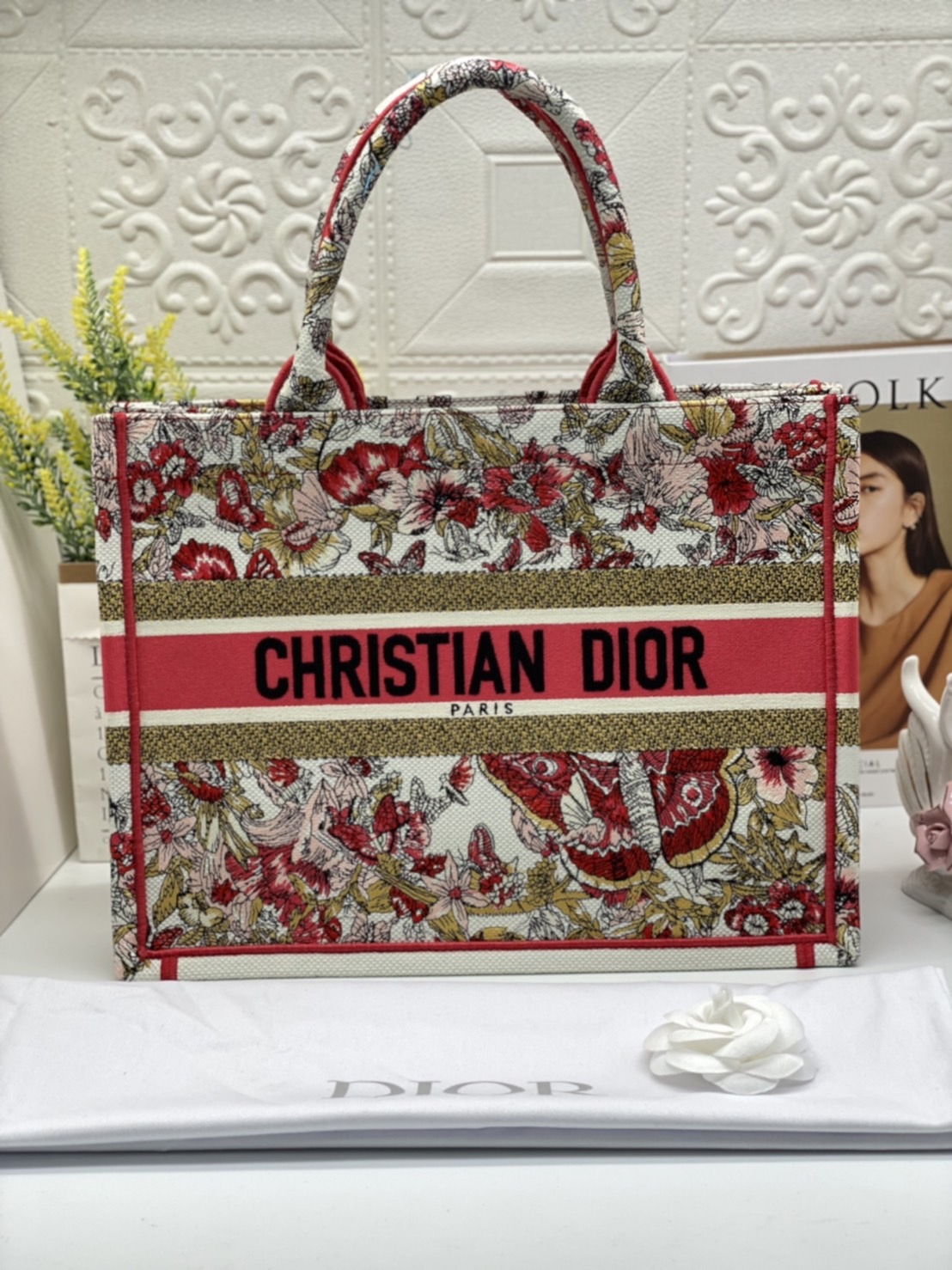 CHRISTIAN MEDIUM DIOR BOOK TOTE เอกลักษณ์ของความหรู เป็นทางช็อปปิ้งBag ที่ต้องมี ภายในโล่งกว้างมาก ใส่ของแบบแน่นๆ จุๆไปได้เลย น้ำหนักเบาสบาย งานออริปักขึ้นรูปสวยมาก มี code stamp พร้อมส่งที่ไทย ภาพสินค้าถ่ายจากงานขายจริง ใช้งานต่างประเทศได้ค่ะ