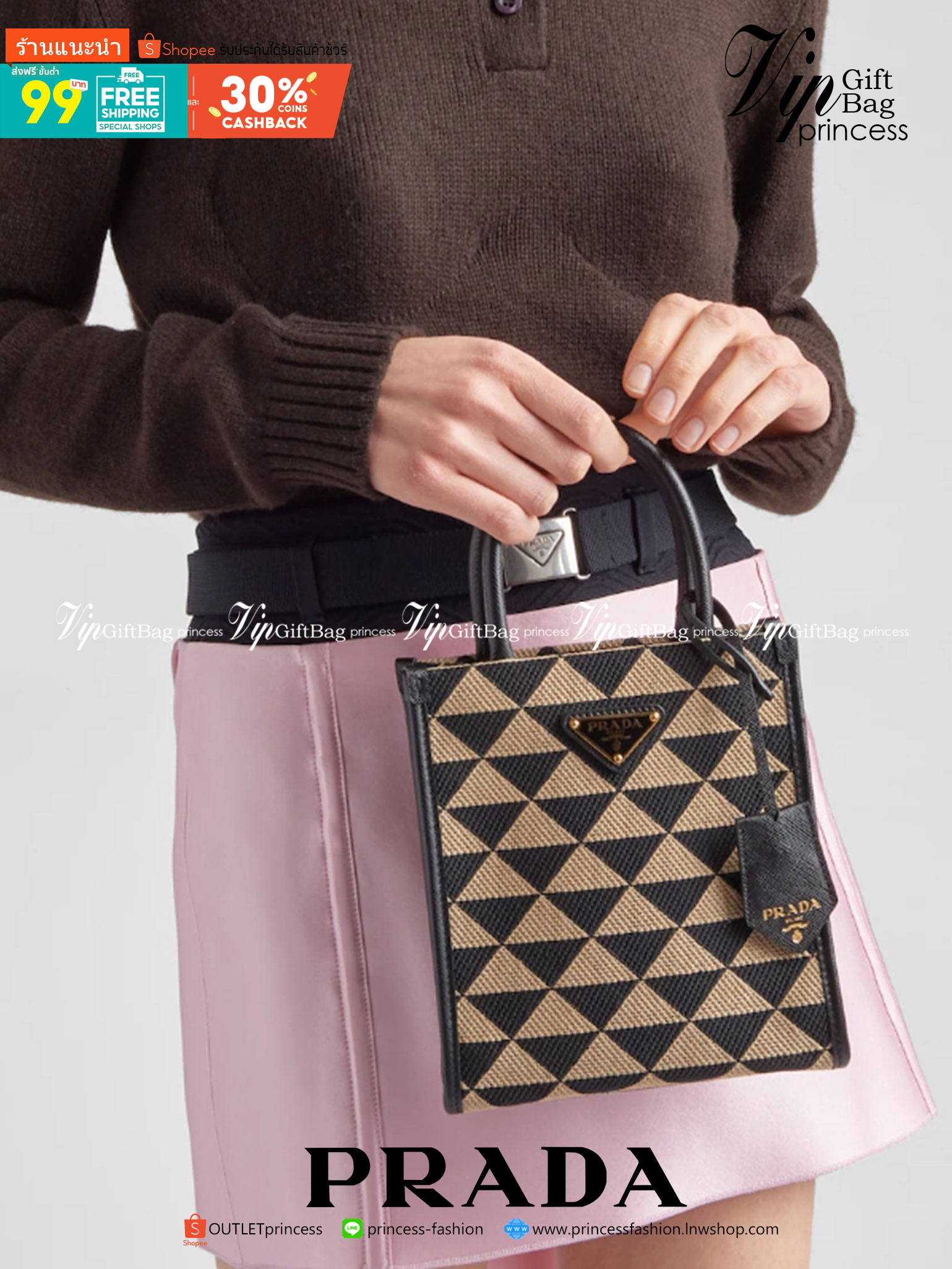 PRADA Symbole jacquard fabric micro bag / Prada triangle ไซส์มินิ แบบใหม่ล่าสุดจากแบรนด์ดัง จัดให้แบบเลิศๆ กับกระเป๋าทรงโท้ท สวยเอกลักษณ์ ภายในโล่งกว้างมาก ใส่ของแบบแน่นๆ จุๆไปได้เลย หมดห่วง!! และยังมีสายครอสบอดี้มาให้ จะสะพายชิคๆคูลๆ จะถือแบบปังๆ ก็เอาอย