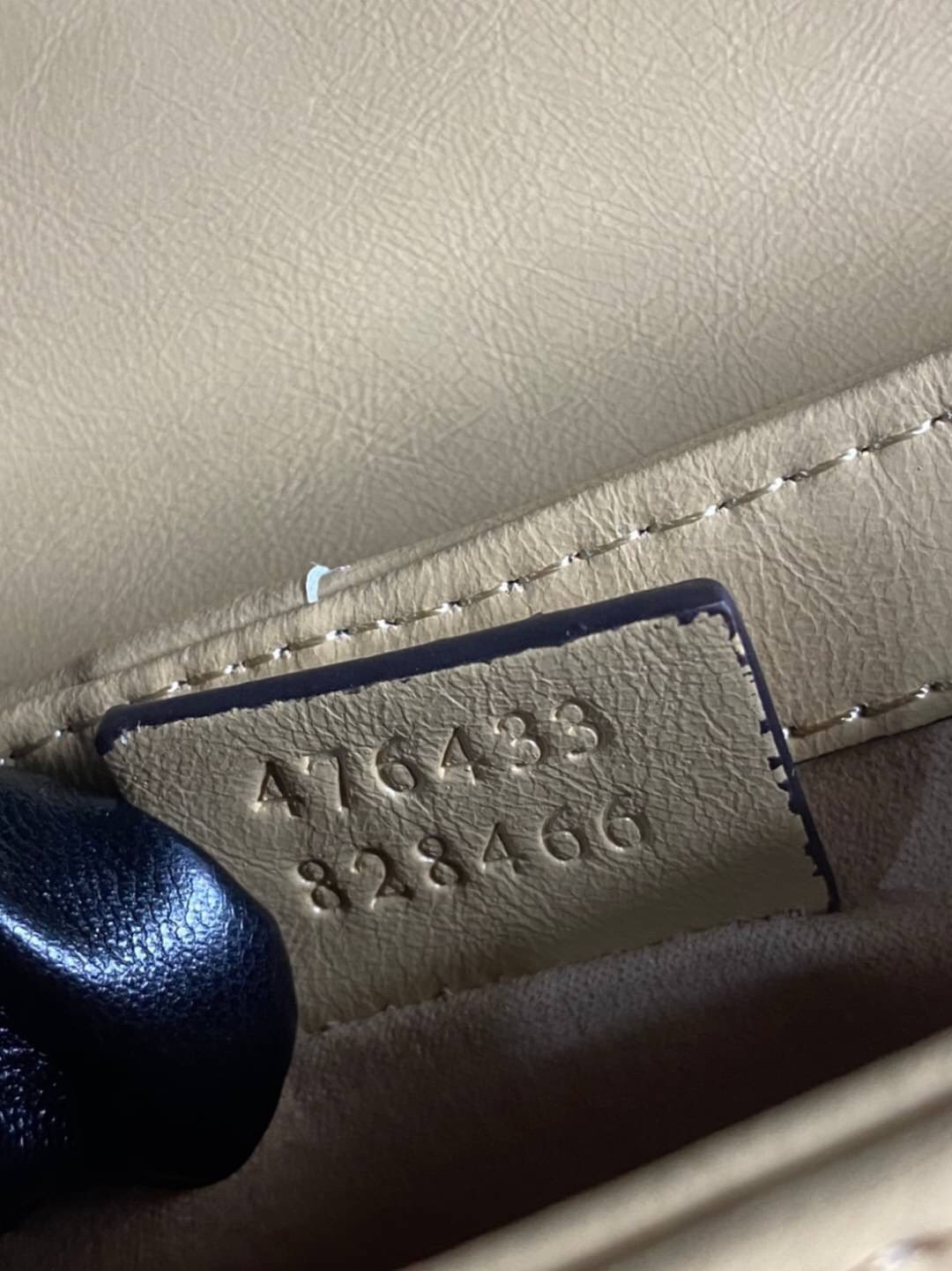 หนังแท้ VIP GIFT 】GUCCI GG Marmont super bag [mini & small] กระเป๋าสะพายข้าง โทนสีสดใสเล่นสีทูโทนตัดกันอย่างลงตัว เฟี๊ยดมากค่ะ ไซส์กะทัดรัด พกพาง่าย น้ำหนักเบา ดีไซน์สวย ภายในโล่งกว้าง มาพร้อมสายสะพายโซ่อะไหล่ทองในตัว ปรับใช้ได้ทั้งแบบสะพายเดี่ยว และสะพาย