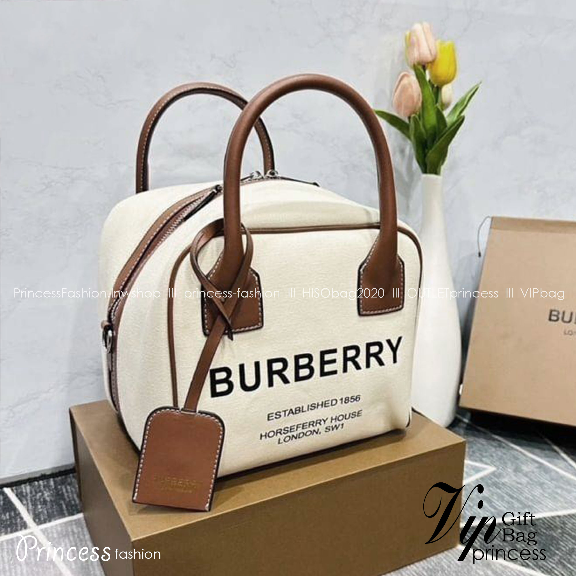 Burberry cube bag in cotton canvas with logo / BURBERRY HORSEFERRY-PRINT CANVAS HALF-CUBE BAG กระเป๋าถือ ทรงโท้ทผ้าแคนวาสพิมพ์ลายแบรนด์มาพร้อมสายยาวสายหนังแบบถอดใช้งานได้ คอลเล็คชั่นกระเป๋าตระกูลหนังผสมผ้าแคนวาสจากแบรนด์