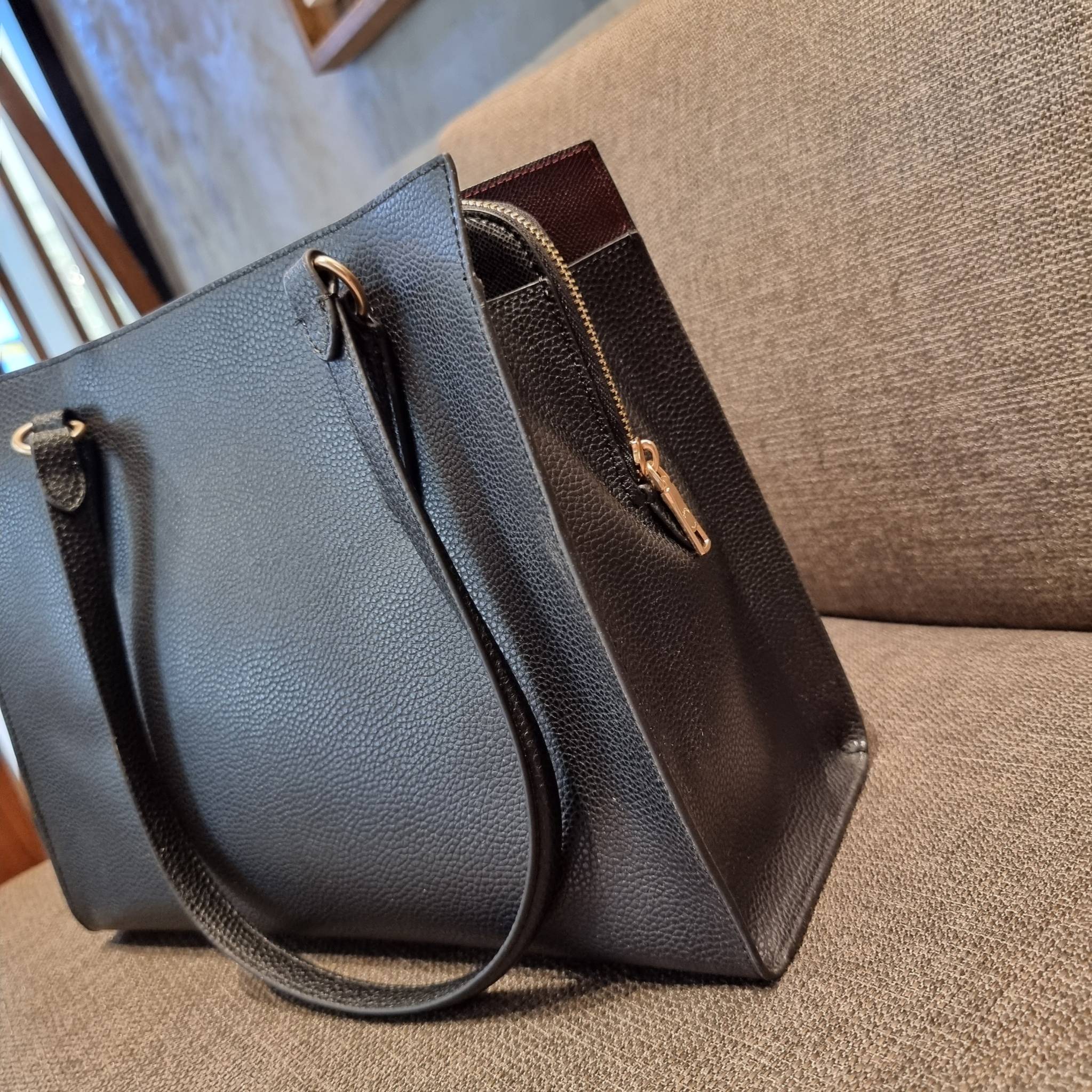 COACH C4075 TATUM CARRYALL IN SIGNATURE CANVAS คอลเลคชั่นใหม่ล่าสุด จัดมาให้ได้สวยก่อนใคร สวยหรูทุกสี!! ลุคผู้ดีต้องมาอีกหนึ่ง กระเป๋าสะพายทรงสวย ที่มาพร้อมสายสะพายไหล่ในตัว และสายครอสบอดี้สำหรับสะพายข้าง วัสดุหนัง crossgrain สวยคมมากๆ ตัวกระเป๋าถูกแบ่งเป