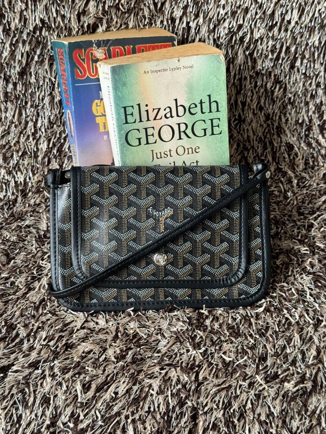 Goyard Plumet Rocket Wallet กระเป๋าสะพายใบเล็กกะทัดรัด ดีไซน์กระเป๋าสตางค์ มีช่องเพียงพอสำหรับใส่ธนบัตร เงินสด เอกสารต่าง ๆ