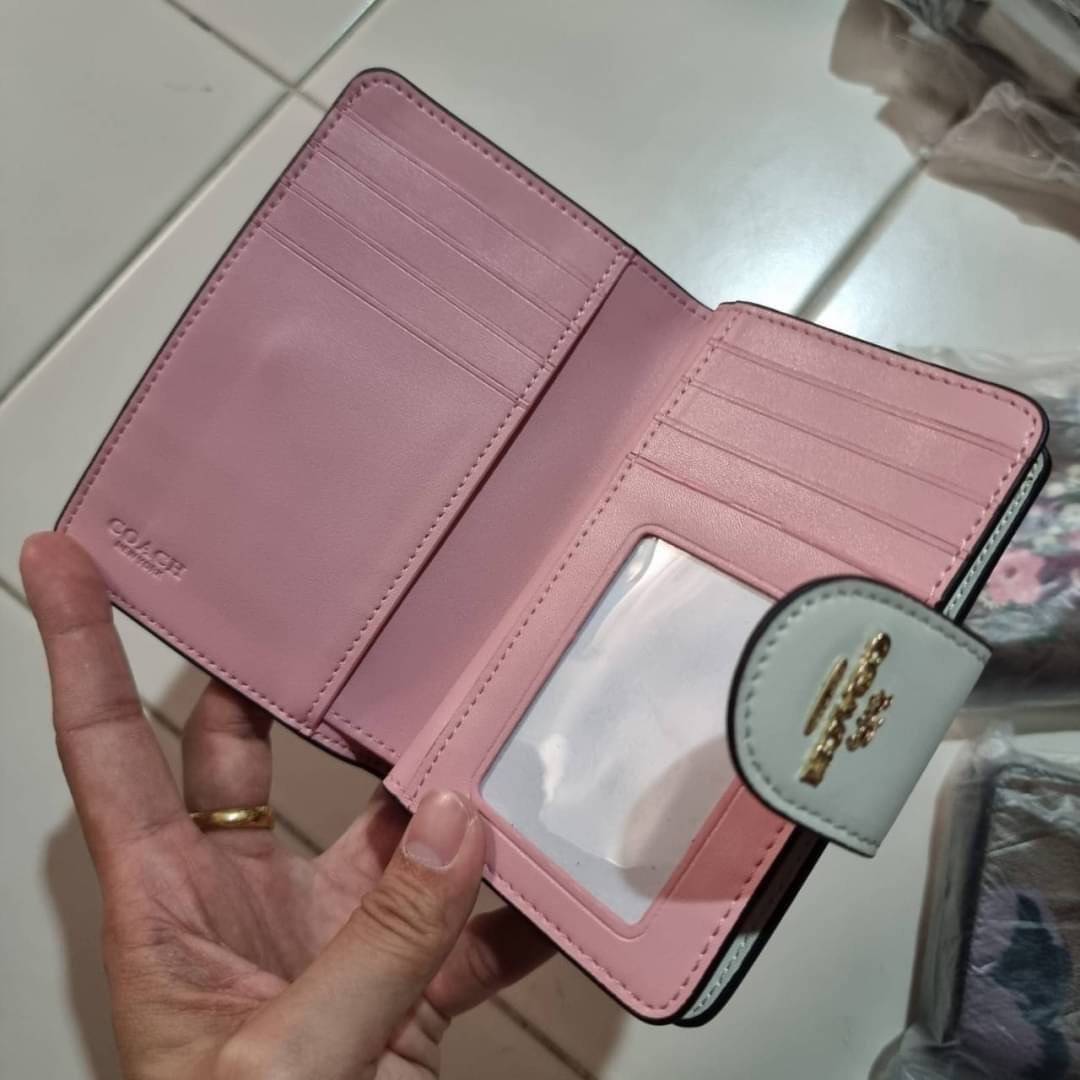 COACH C3375 MEDIUM CORNER ZIP WALLET IN SIGNATURE CANVAS WITH DAISY PRINT ดีไซน์ใหม่ล่าสุด!! คอลเลคชั่นลายพริ้นท์ เพิ่มลูกเล่นให้กระเป๋าสตางค์ของคุณ กับกระเป๋าสตางค์ใบกลาง ขนาดกำลังเหมาะมือ วัสดุหนังแคนวาส ดูแลรักษาง่าย มีช่องใส่บัตรและธนบัตรครบ และช่องซิ