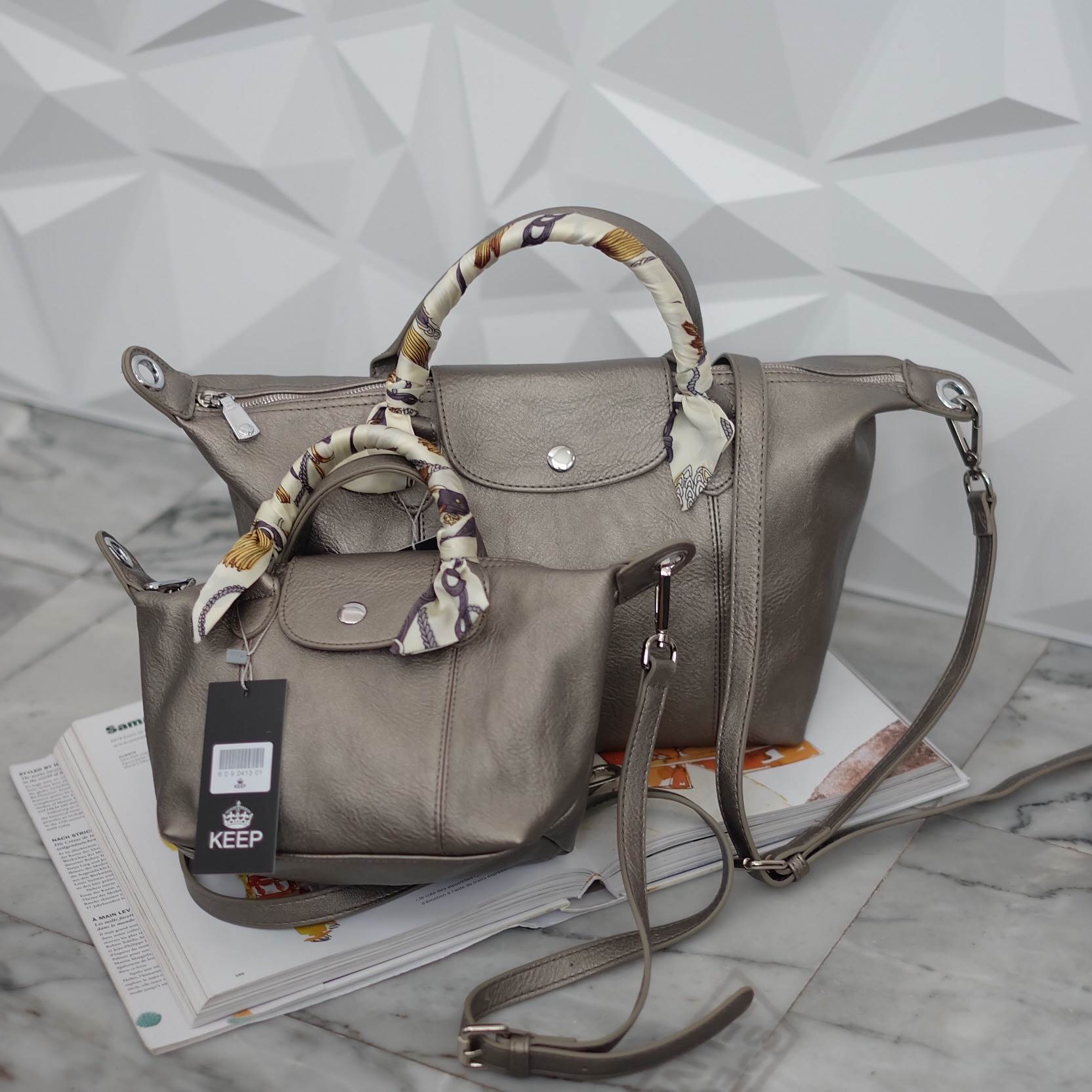 สีมาใหม่ค่า 🐼New arrival! KEEP ทรง longchamp รุ่น Duo Sister - สี Smoke Grey ตัวกระเป๋าหนังแกะสังเคราะห์ ลายหนังสวยมากๆคะ นิ่ม สุดๆ รุ่นนี้ จะมี 2 ขนาด คือ mini และ basic ไซด์