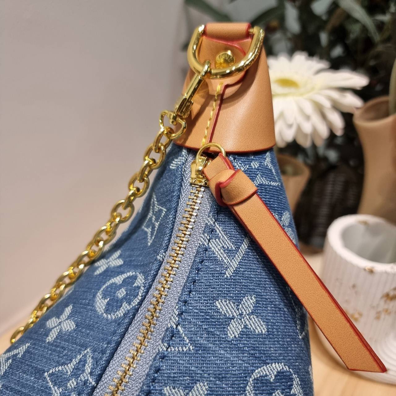 LV loop hobo denim สุดยอดเดอะเบสท์ไอเท็ม กับขนาดใหม่ ใหญ่จุๆ และดีไซน์ยอดฮิตสำหรับซัมเมอร์นี้ กับกระเป๋าสะพายทรงบาแกตต์ สวยหรู ดูแพงมาแต่ไกล