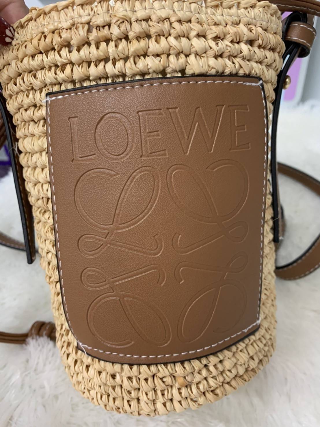 Loewe Bucket Bag / Loewe raffia and hemp bucket bag วัสดุ Textile Canvas & CalfSkin เป็นการนำวัสดุธรรมชาติมาสังเคราะห์หรือทอจนเป็นเนื้อเดียวกันคล้ายงานสาน มีความวินเทจในตัว น้ำหนักเบา ดูแลรักษาง่าย เหมาะกับยุคสมัยที่เข้ากับธรรมชาติและต้องการความคล่องตัว เ