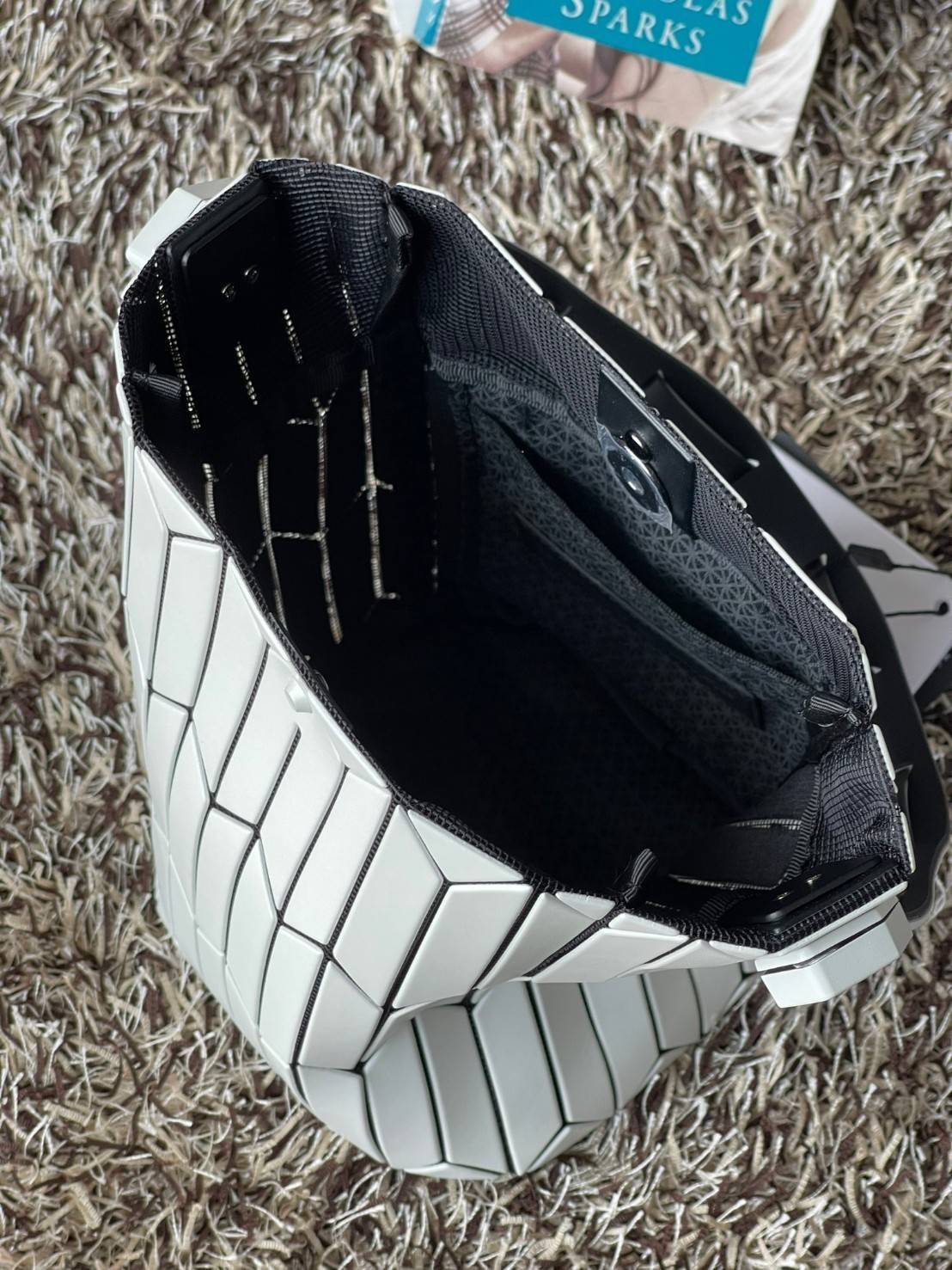 Small : BAO BAO ISSEY MIYAKE SMALL BUCKET เป็นกระเป๋าบัคเก็ตขนาดเล็กสามารถใช้ใส่กระเป๋าสตางค์และโทรศัพท์มือถือได้ ซีรีย์ใหม่นี้มีจุดเด่นที่แผ่นรูปทรงสี่เหลี่ยมด้านขนานในแนวตั้ง เกิดเป็นรูปทรงสามมิติซึ่งแตกต่างไปจากรูปทรงที่เกิดขึ้นจากแผ่นสามเหลี่ยม หูหิ้ว