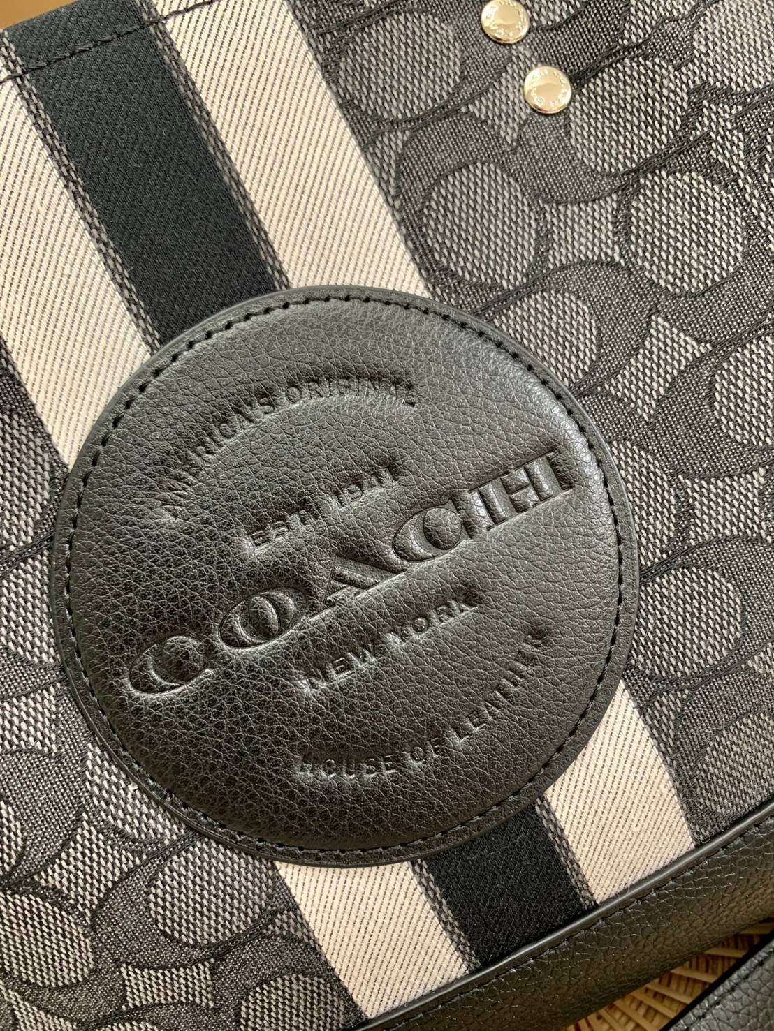 พร้อมส่ง 4ลาย 🌈ไม่มีในช๊อปไทยจร้าา😘 COACH DEMPSEY CARRYALL IN SIGNATURE JACQUARD WITH STRIPE AND COACH PATCH (C2826,C1527,C4113) พร้อมส่งความสวย! คุณภาพจัดเต็มค่ะ กระเป๋าทรงTote วัสดุ Jackquard+หนังแท้ ได้ลงตัวสวยงาม ด้านหน้ามีโลโก้แบรนด์ว