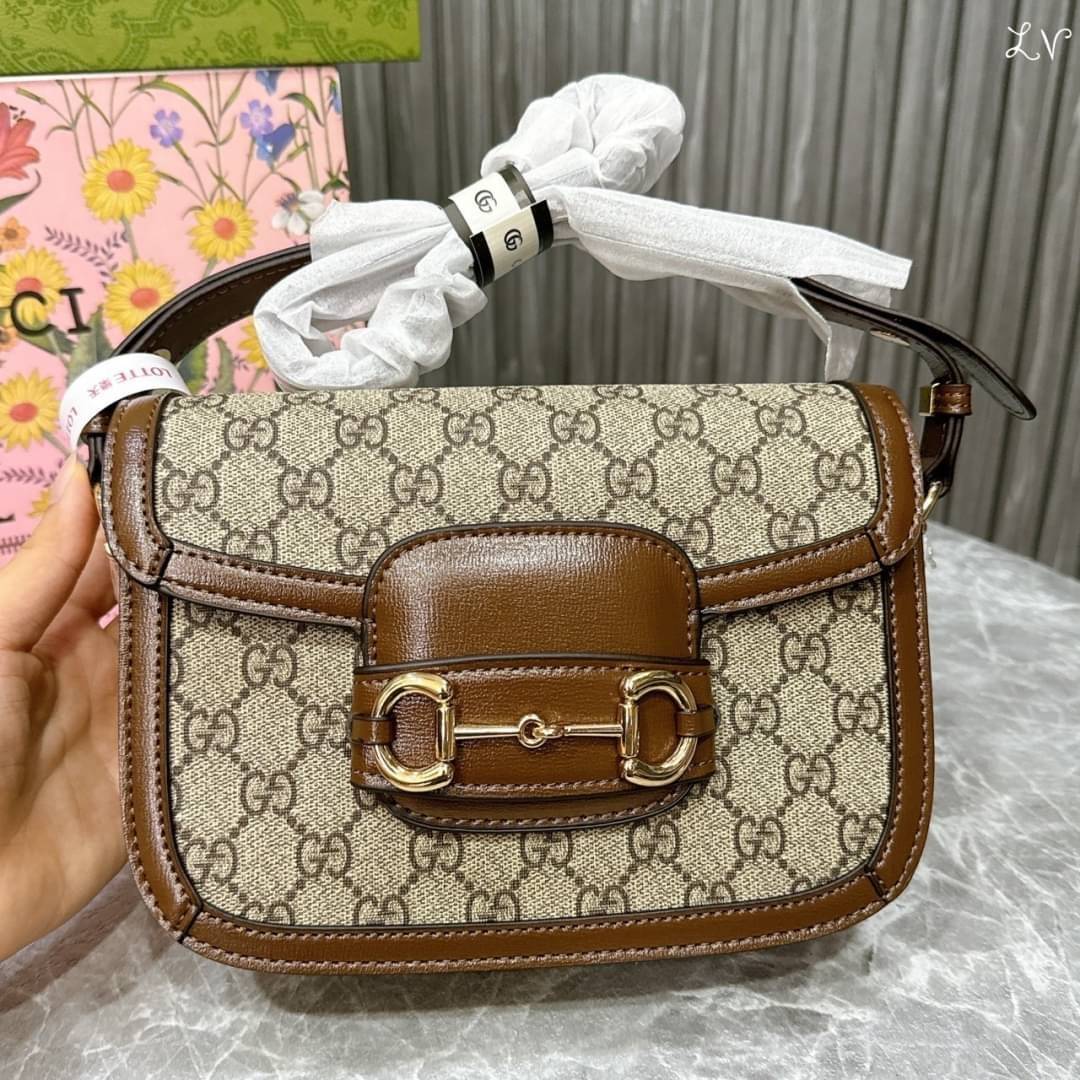 Gucci Horsebit 1955 mini shoulder bag 20cm กระเป๋าสะพายทรงคลาสสิค หรูหรา รุ่นยอดนิยม!! มากี่รอบก็ไม่เคยพอ!! ใช้แล้วดูดีมีเสน่ห์ขึ้นทันที สวยผู้ดี ดารา เซเลปใช้กันเพียบ งานสวยอยู่ทรง