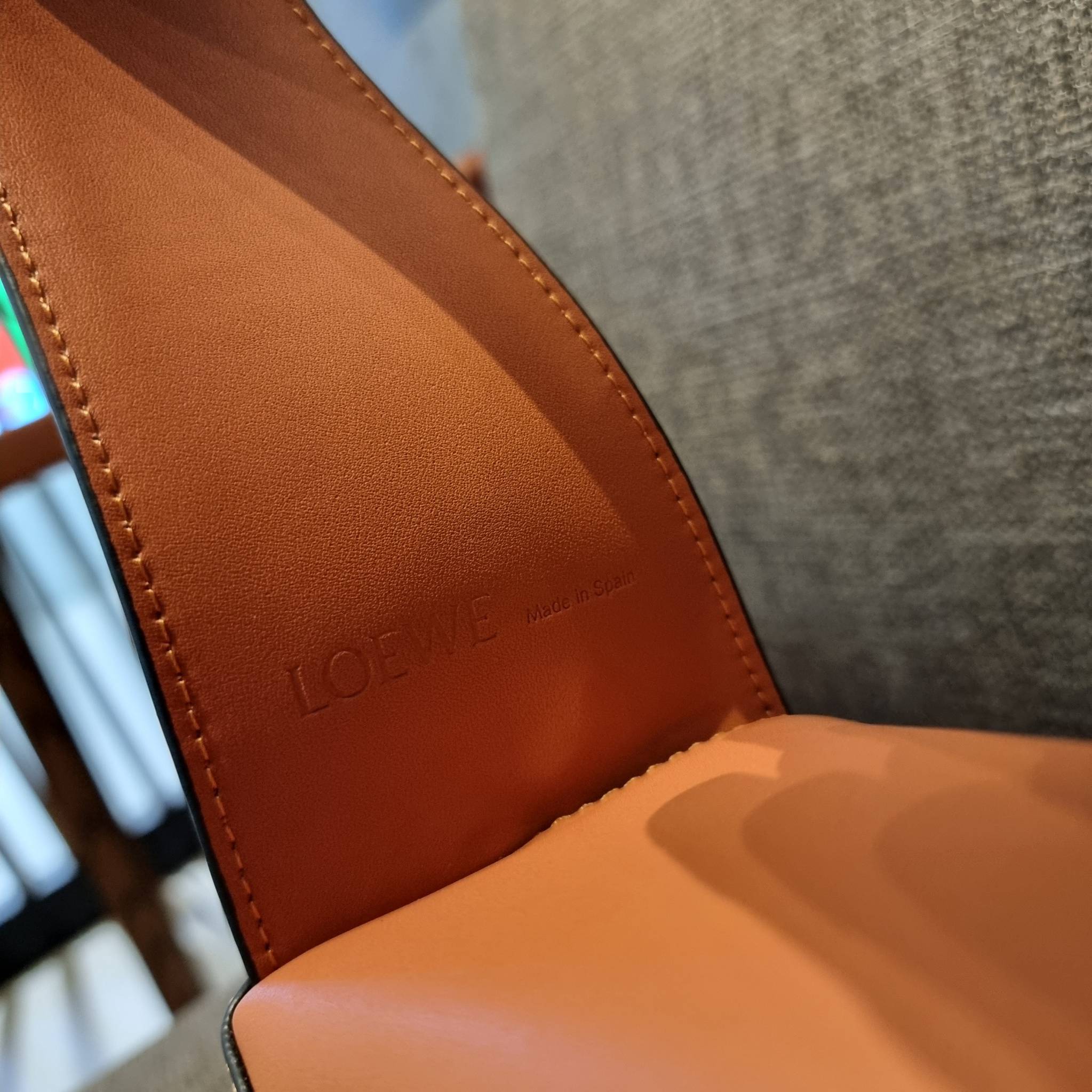 LOEWE PUZZLE HOBO BAG ใหม่ล่าสุด กับแบรนด์ที่มีดีไซน์โดดเด่นเป็นเอกลักษณ์ สวยหรูทุกรุ่นจริงๆ!! กระเป๋าสะพายโฮโบ ทรงสวย สไตล์พัซเซิลคลาสสิค วัสดุหนังวัวฟอกสี นิ่มมือ ฟินมาก!! เปิดใช้งานด้วยซิป ที่ภายในโล่งกว้าง ใส่ของสำคัญได้ครบไม่มีพลาด แบบสบายๆ มาพร้อมสา