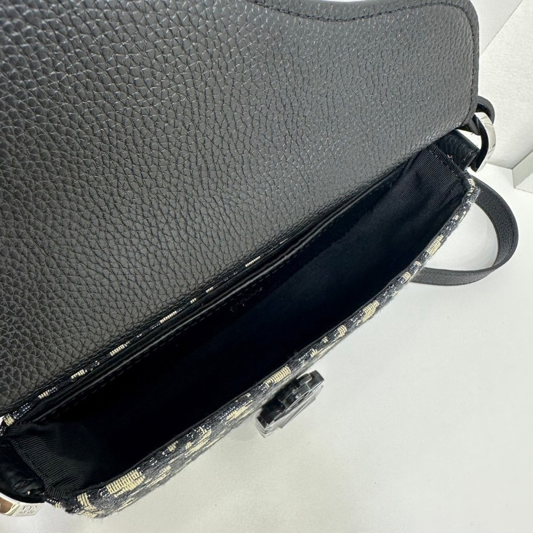 พร้อมส่ง 2 สี DIOR Mini Saddle Messenger Bag with Flap กระเป๋าคาดอกดิออร์ เกรดออริ สลับแท้ 1:1 ใช้ต่างประเทศได้