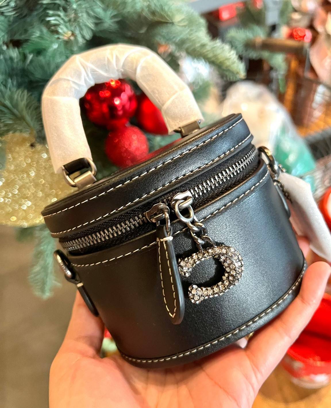 COACH TRAIL CROSSBODY 12 IN SIGNATURE CANVAS CE768 // CE769 มอบเป็นของขวัญปีนี้ รุ่นนี้ต้องเข้าแล้วล่ะคะ พร้อมส่งที่ไทยจำนวนจำกัด! ได้ล๊อตเปิดตัวราคาดีสุดมาค่ะ🎁มอบทันใช้ในช่วงเทศกาลปีใหม่นี้กันค่าา สวยไร้ที่ติ ✔️กระเป๋าใส่ของจำเป็นจุกจิก หน