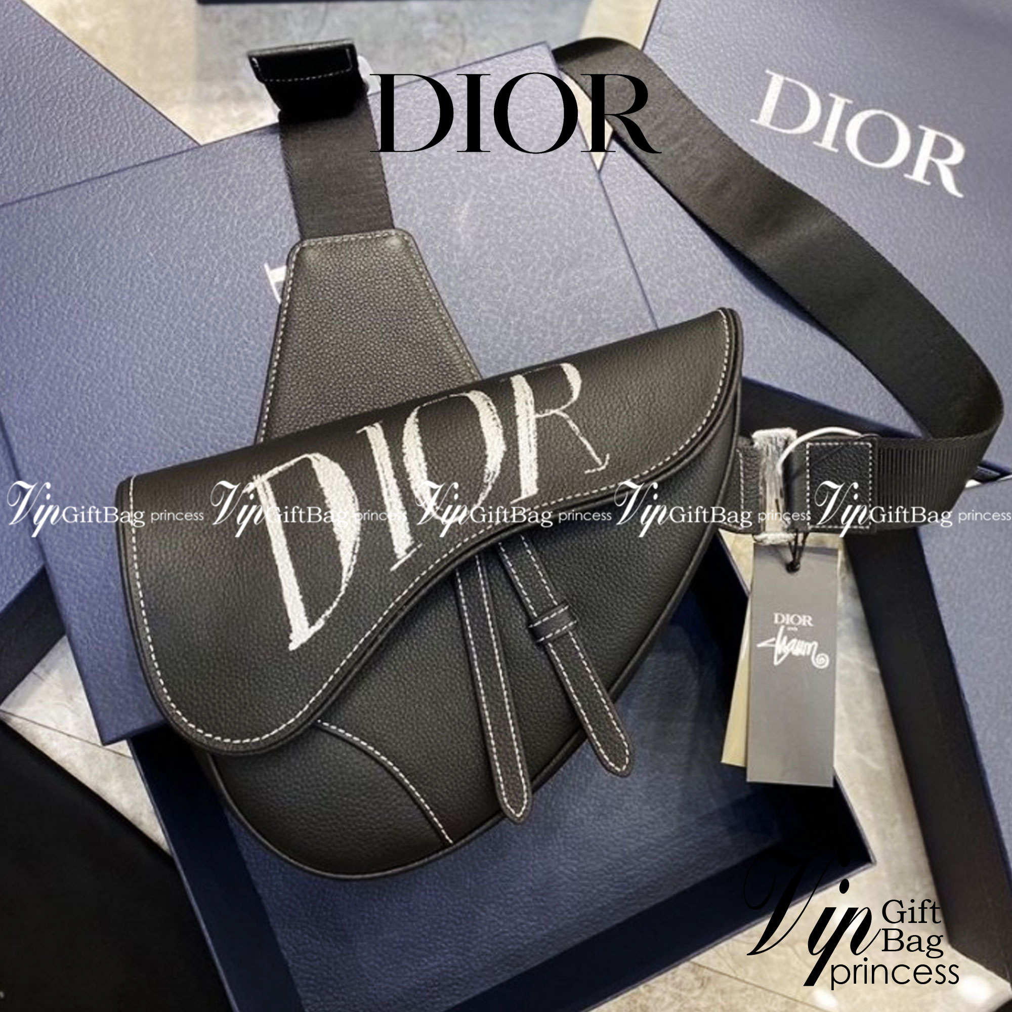 หนังแท้ Dior Shawn Stussy Saddle Crossbody Bag Printed Leather / Dior Waist Bag / Dior Belt Bag / Dior Saddle พร้อมส่งที่ไทย ภาพสินค้าถ่ายจากงานขายจริง ใช้งานต่างประเทศได้ค่ะ