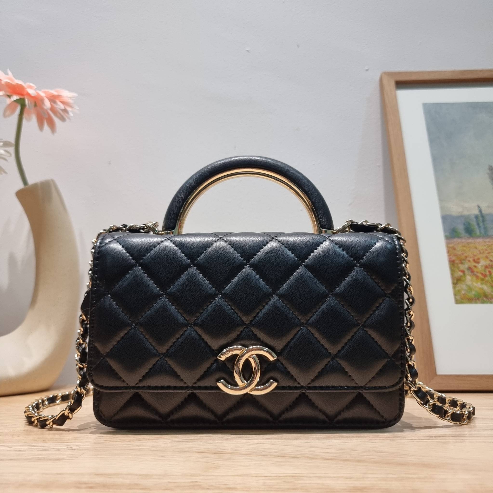 CHANEL woc with top handle black / CHANEL WALLET ON CHAIN กระเป๋าสะพายข้างไซส์กำลังดี สวยหรู ดีไซน์คลาสสิคผสานกิมมิคประจำแบรนด์ ทำให้ไอเท็มนี้เพิ่มมูลค่าขึ้นไปอีก สร้างสรรค์ตัวกระเป๋าด้วยหนังแกะ สัมผัสสบายมือ ใช้งานสะดวกด้วยกระดุมแม่เหล็ก ภายในกระเป๋าแบ่ง