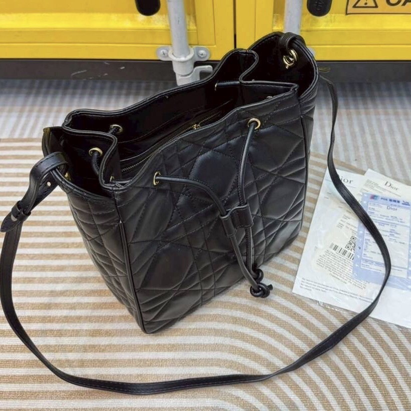 Dior Medium D-Motion Bag กระเป๋าสะพายทรงบัคเก็ต โดดเด่นด้วยดีไซน์ทรงถังทันสมัยเรียบง่ายใช้งานได้จริง เย็บตะเข็บแบบ Macrocannage นุ่มนวล