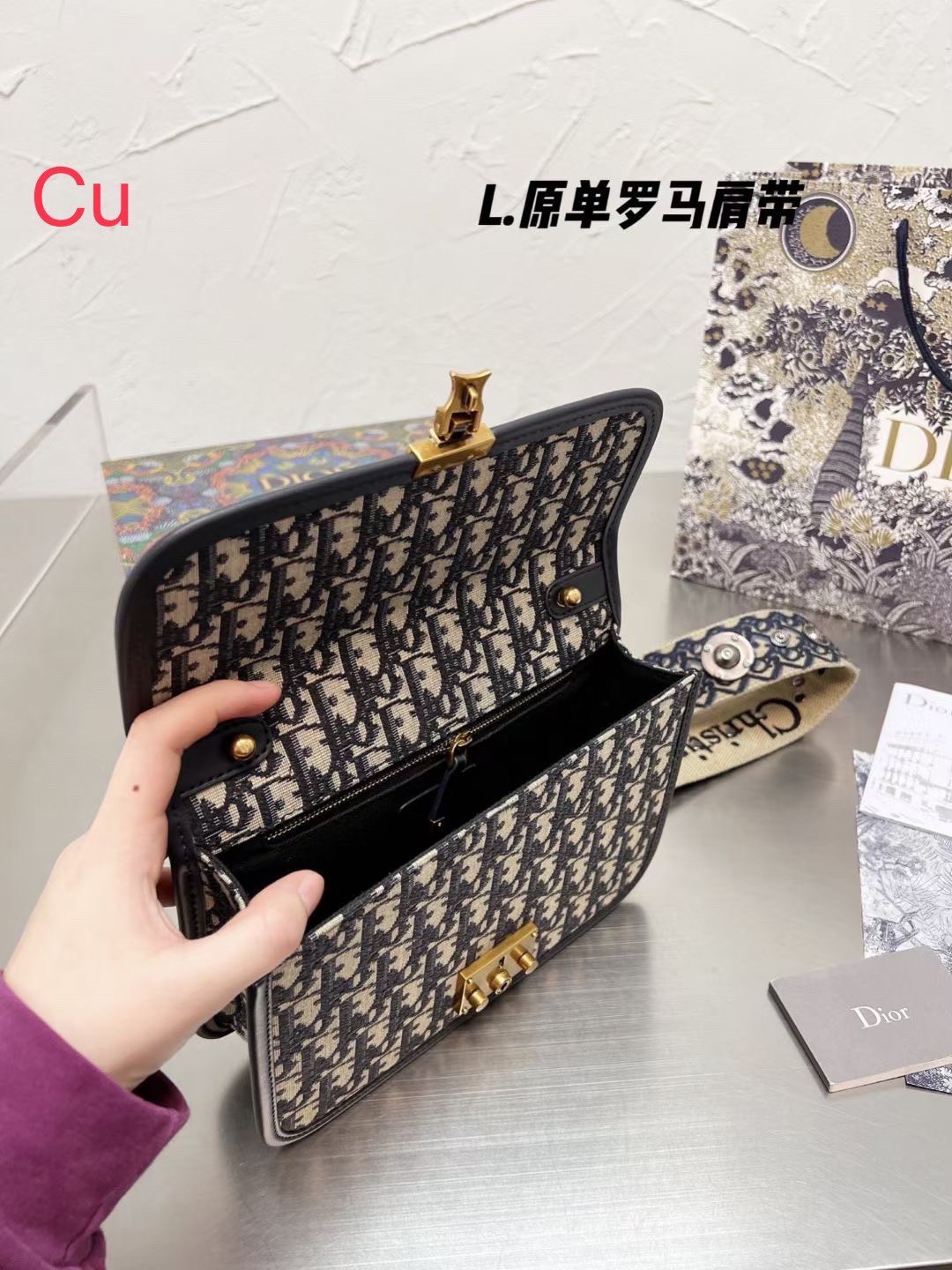 DIOR Oblique Dior Addict Flap Bag / Dioraddict Bag / DIOR BAG พร้อมส่ง กระเป๋าสะพายดีไซน์คลาสสิค สวยผู้ดี โดดเด่นด้วยโลโก้และอะไหล่ตัวล็อคสีทอง มาพร้อมสายสะพายสวยคุ้มมากค่ะ