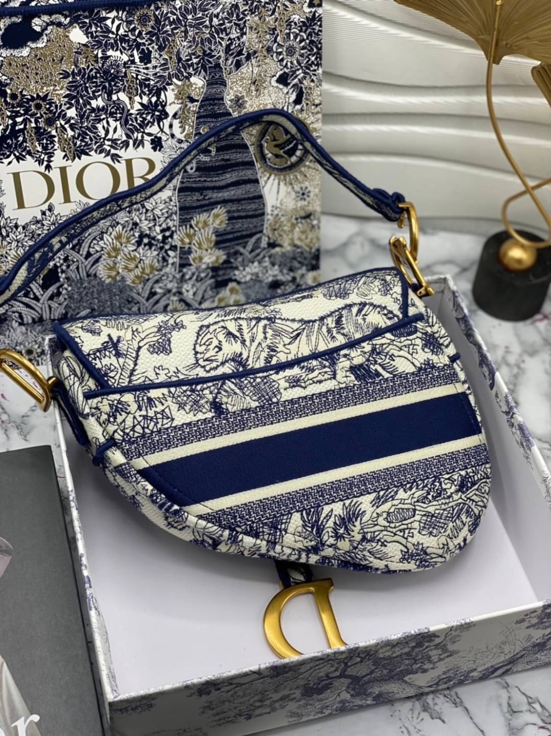 หนังแท้ DIOR SADDLE BAG Toile de Jouy Embroidery กระเป๋ารุ่นยอดนิยมตามแบบฉบับแบรนด์ พร้อมส่งที่ไทย เกรดออริจินอลหนังแท้ ภาพสินค้าถ่ายจากงานขายจริง ใช้งานต่างประเทศได้ค่ะ